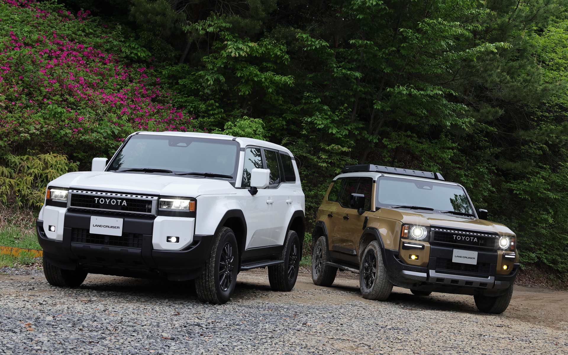 原点回帰のランドクルーザー250、左が通常バージョン、右が丸目ライトを装備した特別仕様車 ZX“First Edition”