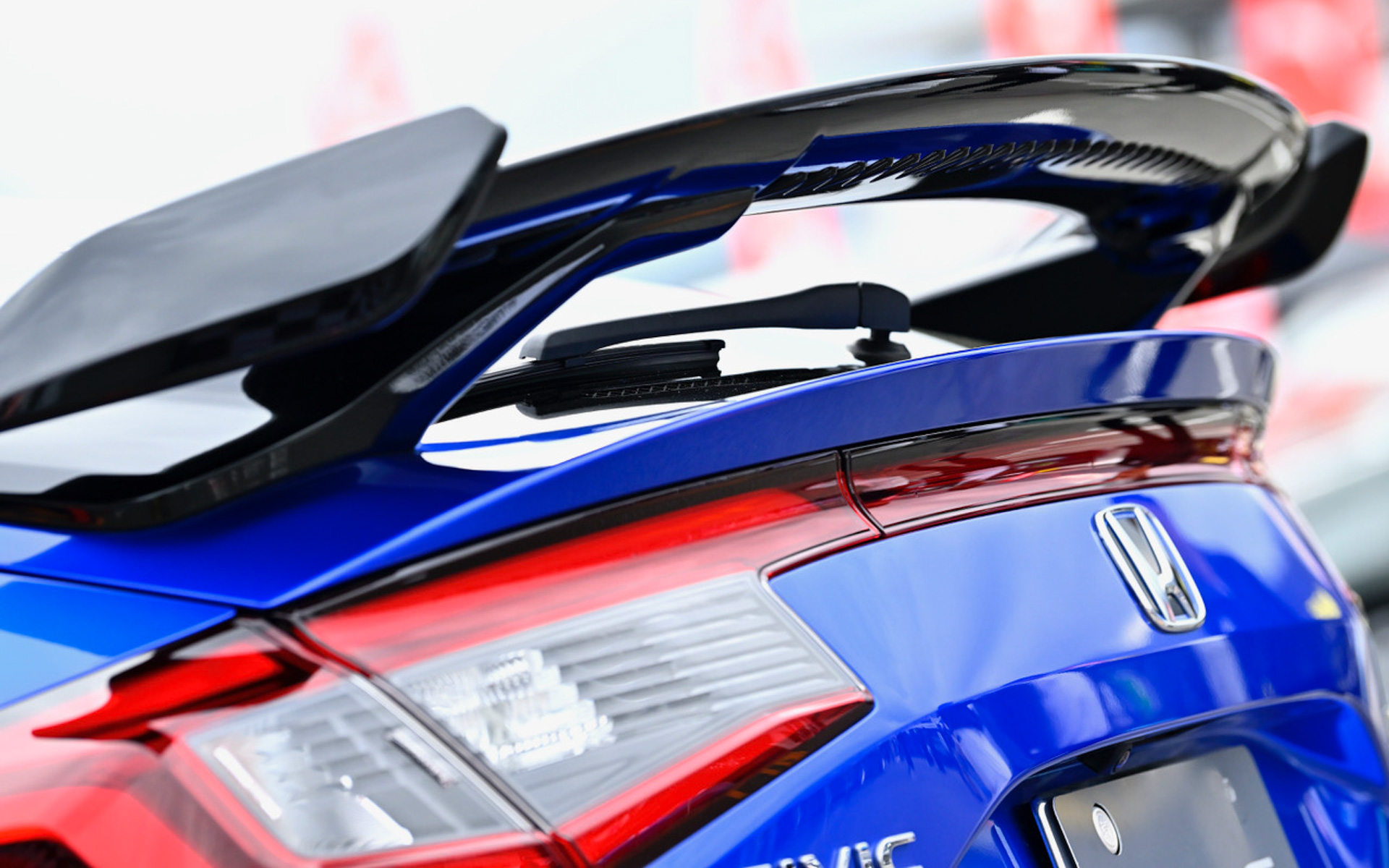 クルマの一部分だけをアンベールするという珍しいイベントで、シビック用テールゲートスポイラー（ウイングタイプ）の試作品が初公開されました。下から覗くと、開発チームが苦労したシェブロン形状の実効空力デバイスが見えます