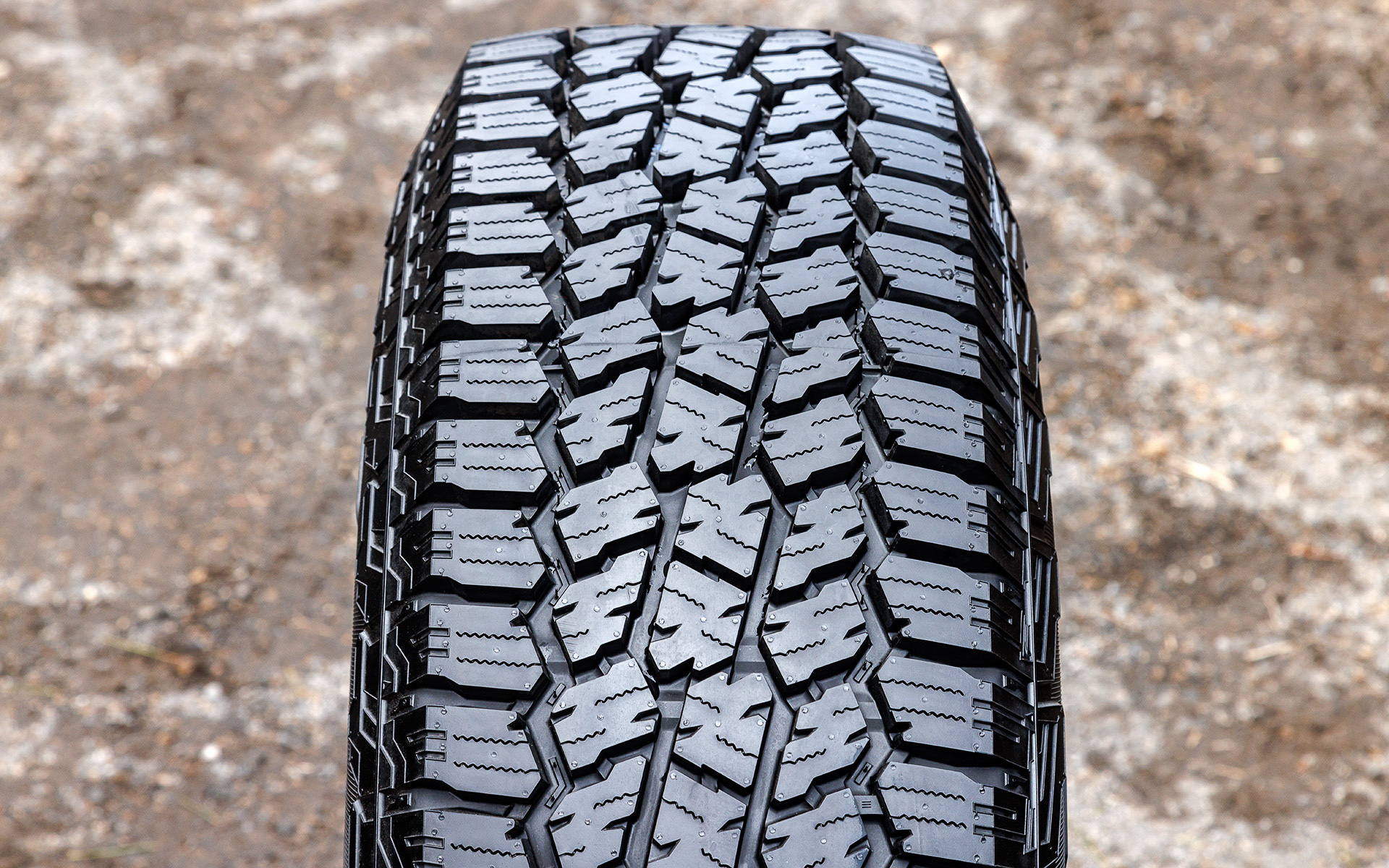 ジオランダーA/T4ではアグレッシブなトレッドパターンとサイドウォールのブロックデザインでオフロード感を高めるとともに、オフロード性能や耐カット・チッピング性能を向上。冬用タイヤとして認められた証「スノーフレークマーク」を全サイズで獲得し、冬用タイヤ規制時でも走行可能（全車チェーン規制の場合はいかなるタイヤもチェーン装着が必要）なタイヤとなっている