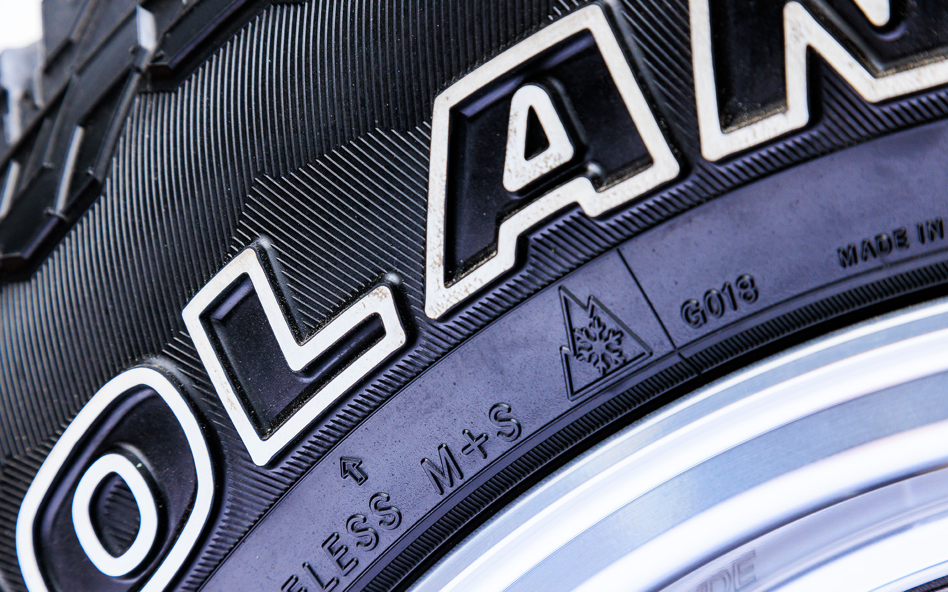 ジオランダーA/T4ではアグレッシブなトレッドパターンとサイドウォールのブロックデザインでオフロード感を高めるとともに、オフロード性能や耐カット・チッピング性能を向上。冬用タイヤとして認められた証「スノーフレークマーク」を全サイズで獲得し、冬用タイヤ規制時でも走行可能（全車チェーン規制の場合はいかなるタイヤもチェーン装着が必要）なタイヤとなっている