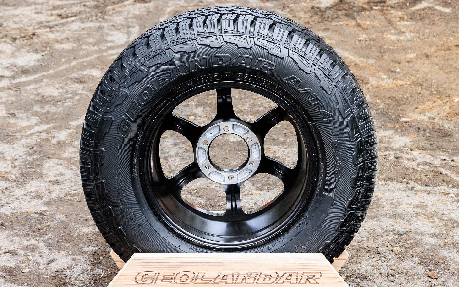 ジオランダーA/T4はセリアル側、反セリアル側のどちらを車両の外側につけても性能の違いはないため、好みで選べるようになっている（写真はアウトラインホワイトレター仕様で、上がセリアル側、下が反セリアル側）