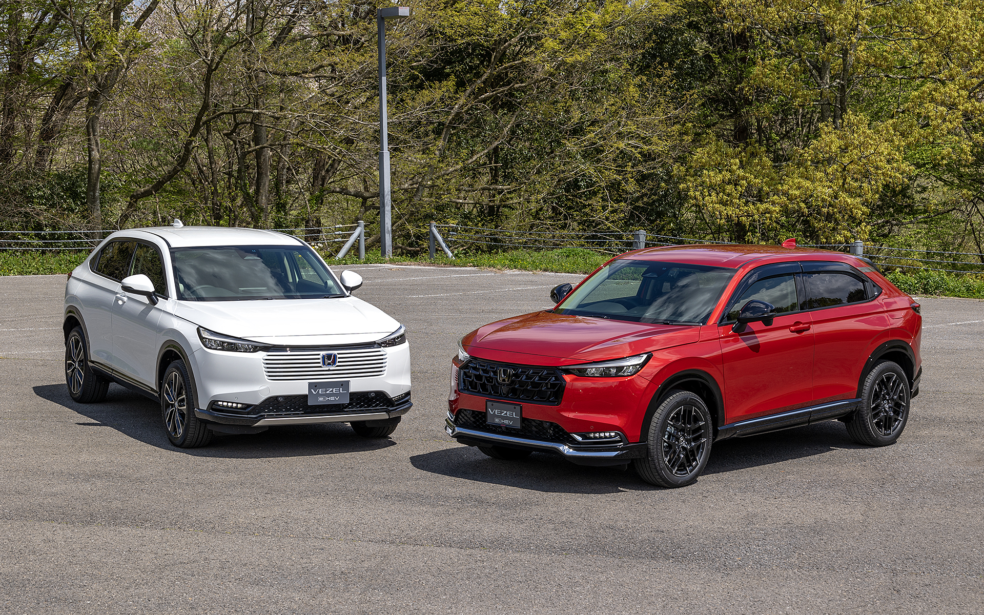 マイナーチェンジしたSUVモデル「ヴェゼル」のノーマルと純正アクセサリー装着車を紹介。標準車に純正アクセサリーを装着するとどのように変わるかを比較してみた