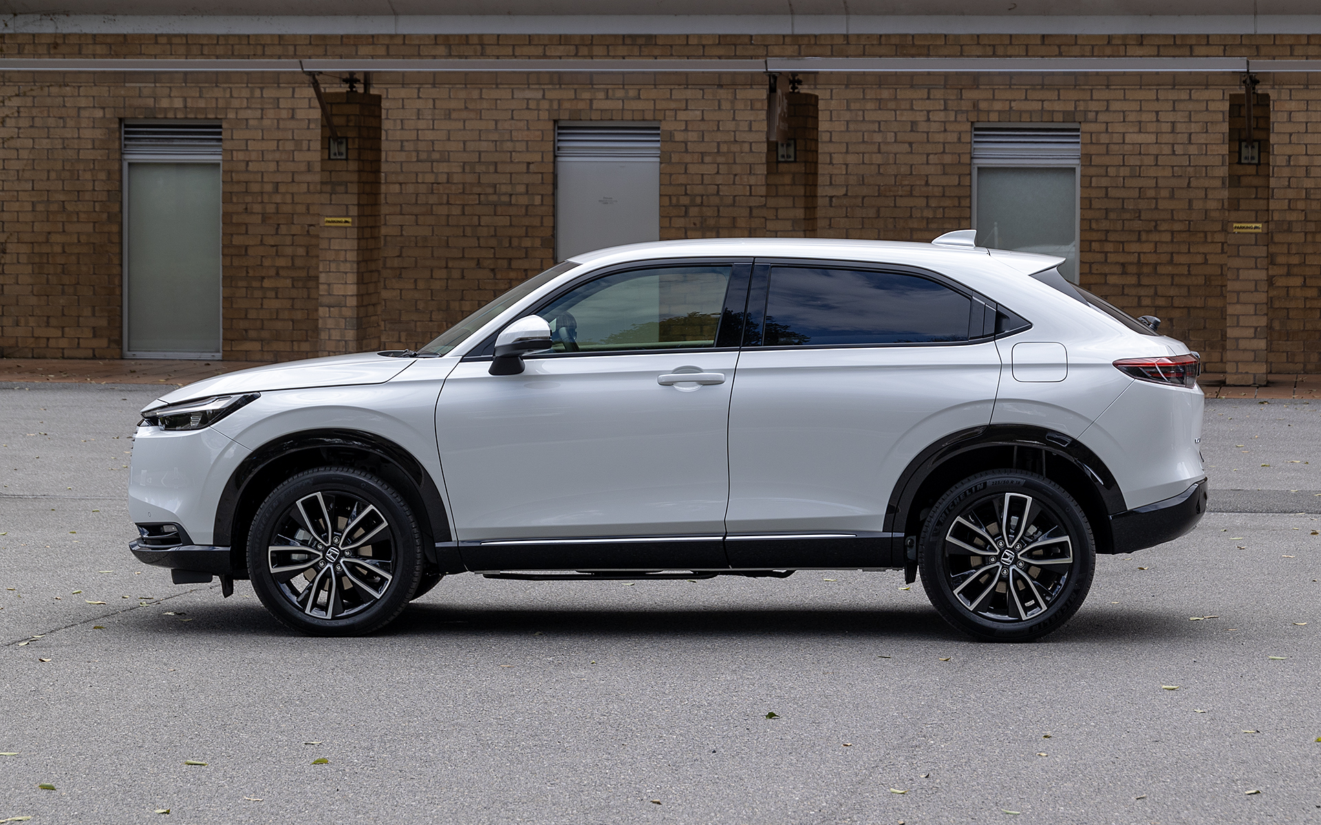 サイドビュー。バンパーガーニッシュはクリアブラック塗装