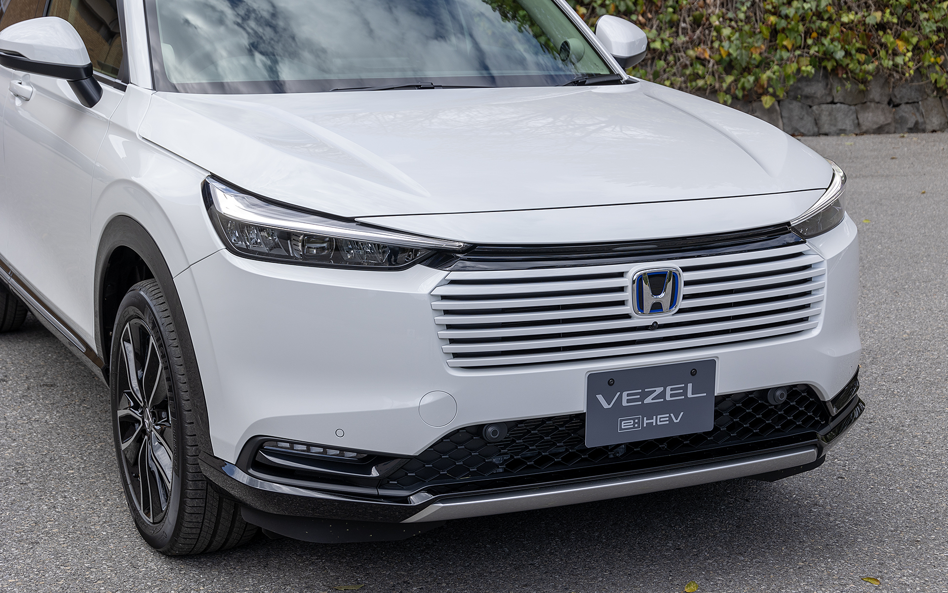 グリル上部のガーニッシュはクリアブラック塗装に。ヘッドライトはフルLEDで、LEDアクティブコーナリングライト付き