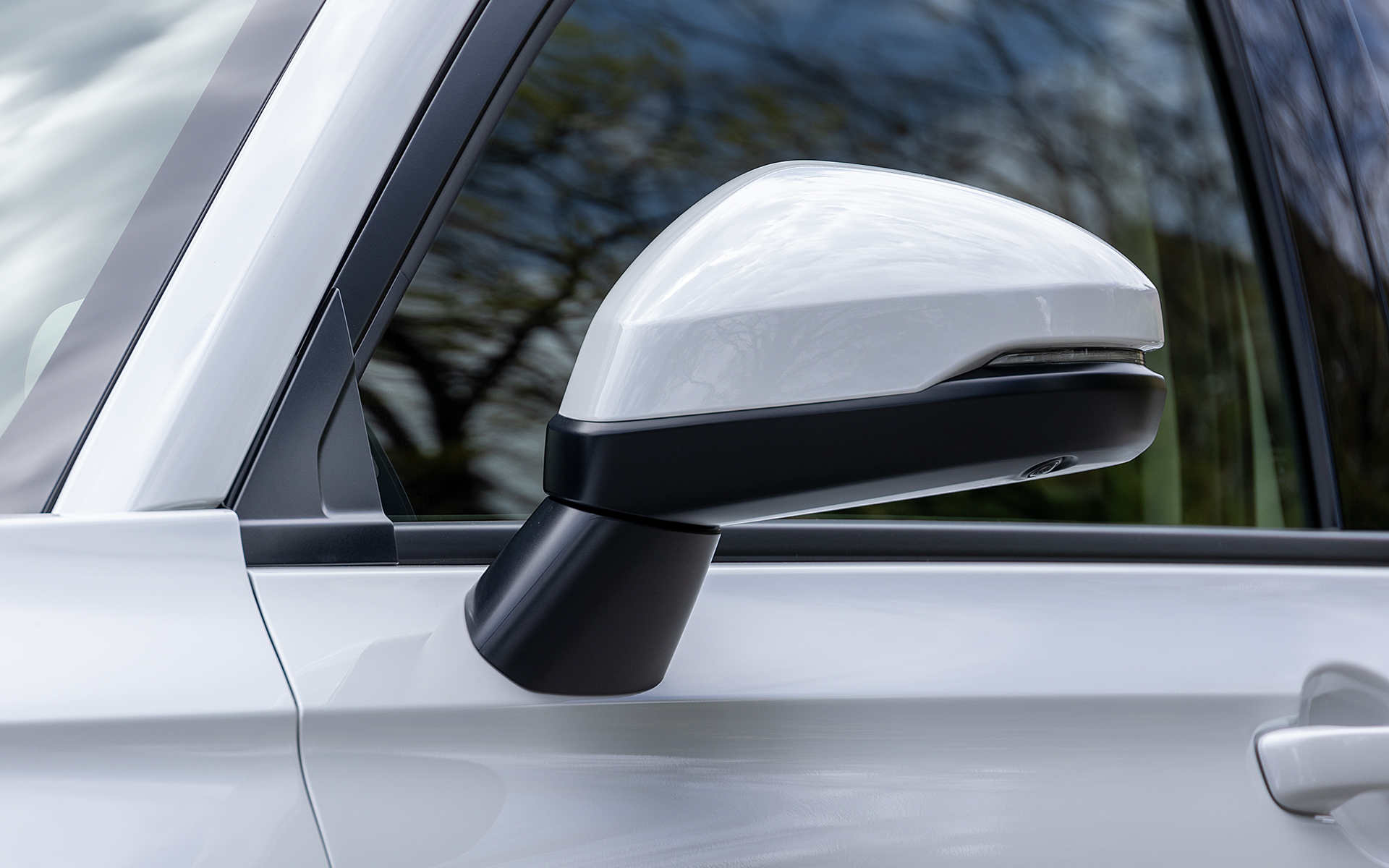 サイドミラーにはブラインドスポットモニターが付く。また、撮影車はマルチビューカメラシステムも装備しているため、左サイドミラー下部にサブミラーがない