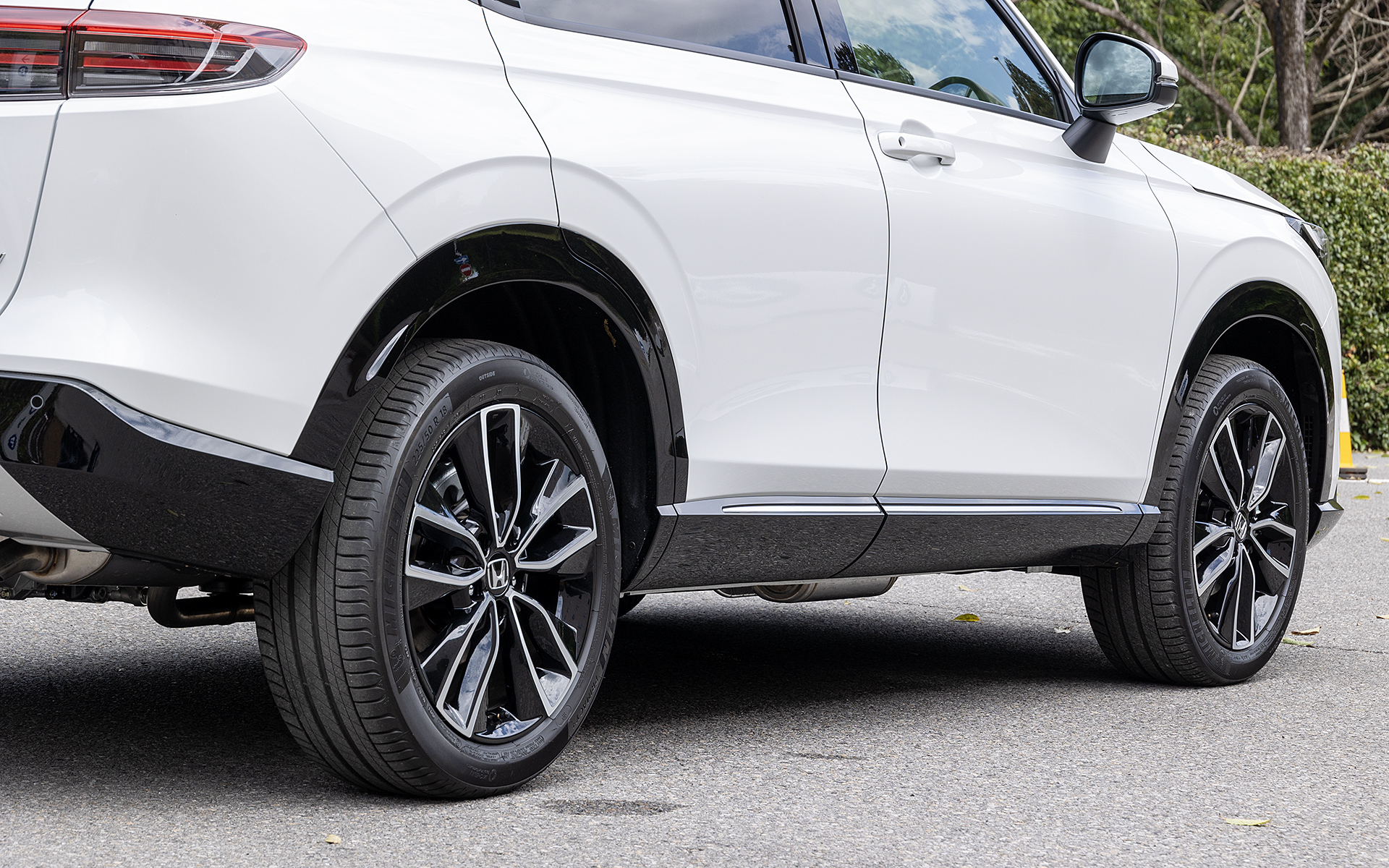 バンパーガーニッシュからフェンダー、サイドガーニッシュがすべてクリアブラック塗装で都会的なSUVらしさを演出している