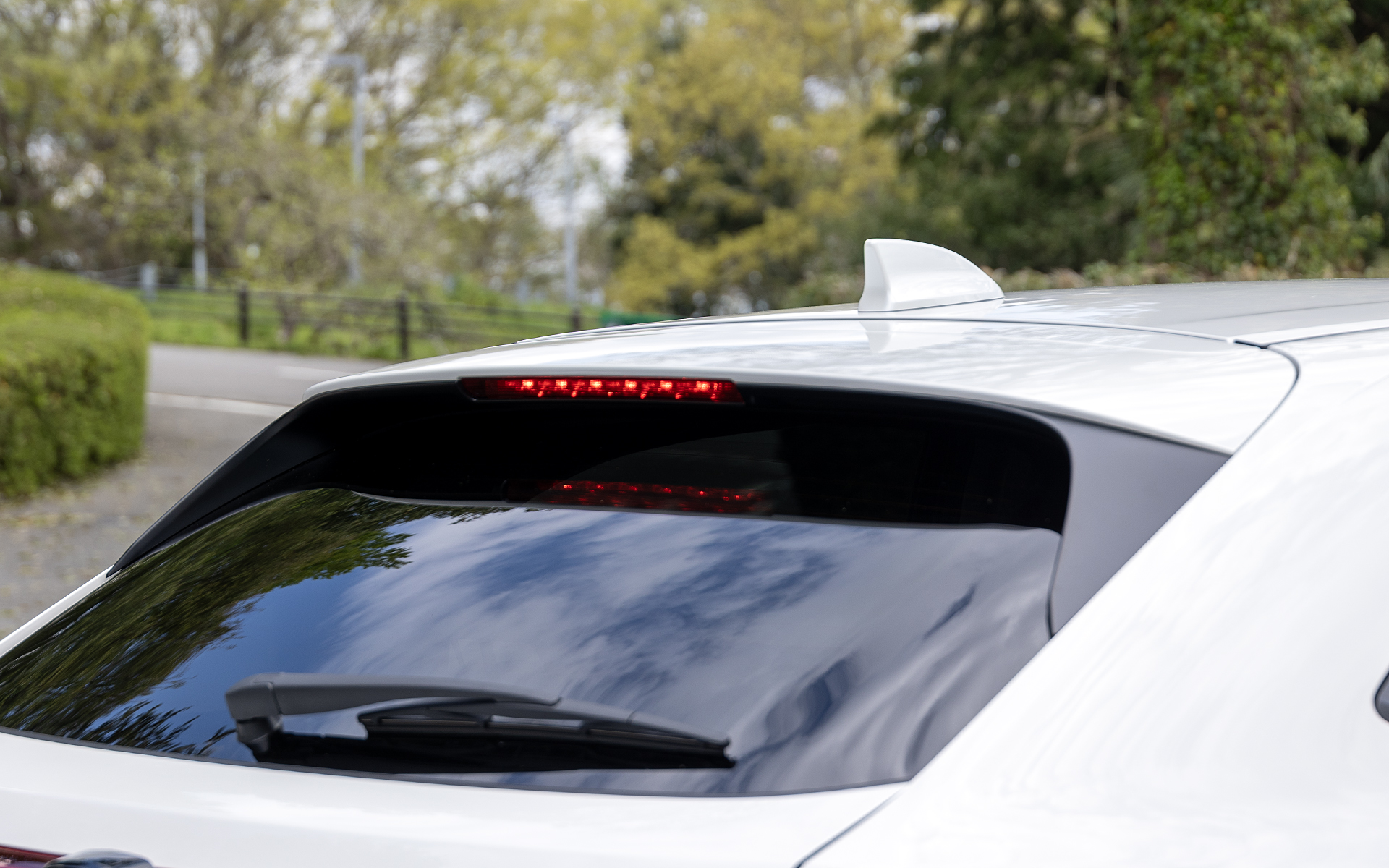 テールゲート上部のスポイラー。従来モデルは全面ボディ同色だったが、マイナーモデルチェンジ後は塗り分けになった