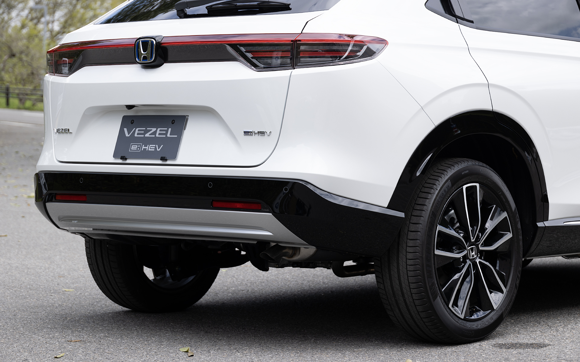 リアコンビネーションランプをオールLED化。光源の並びも横の水平基調ラインとして、ボディサイドのプレスラインとつながりを作った