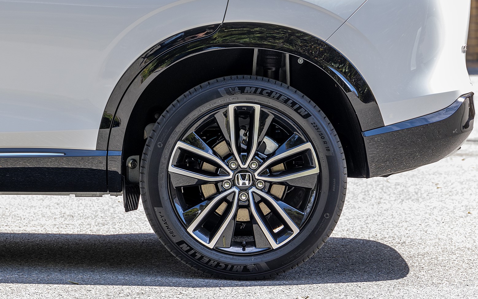 リアも同じく18インチホイールで、225/50R18サイズのタイヤを履く