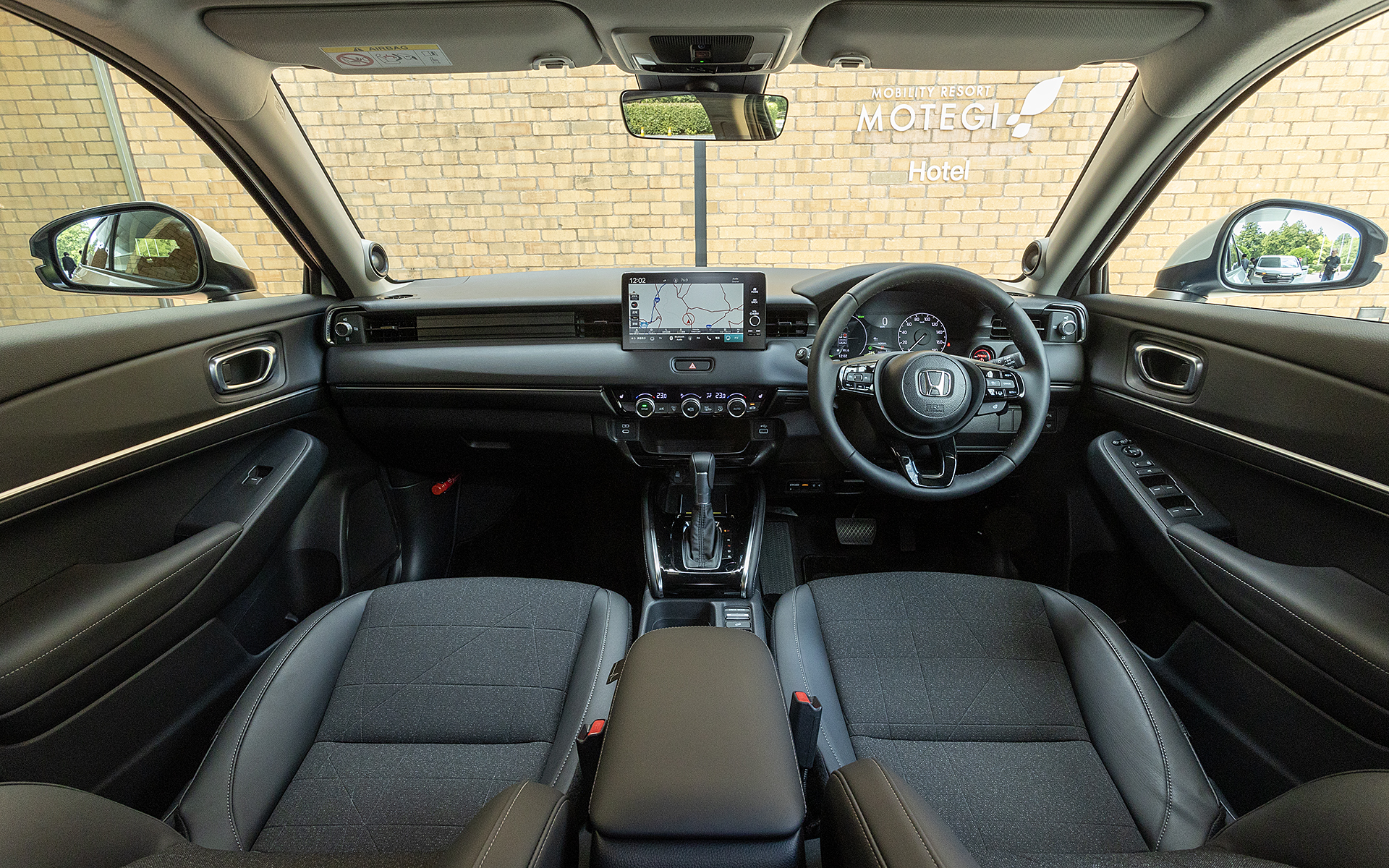 インテリアデザイン。センターコンソール前部の造形を変更。従来モデルでは助手席からトレーにアクセスしにくかったが、開口部の形状を左右対称として助手席からも使いやすくした