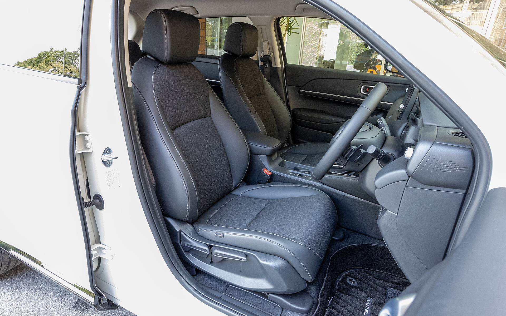 前席。プライムスムース×ファブリックのコンビシート。カラーはブラック