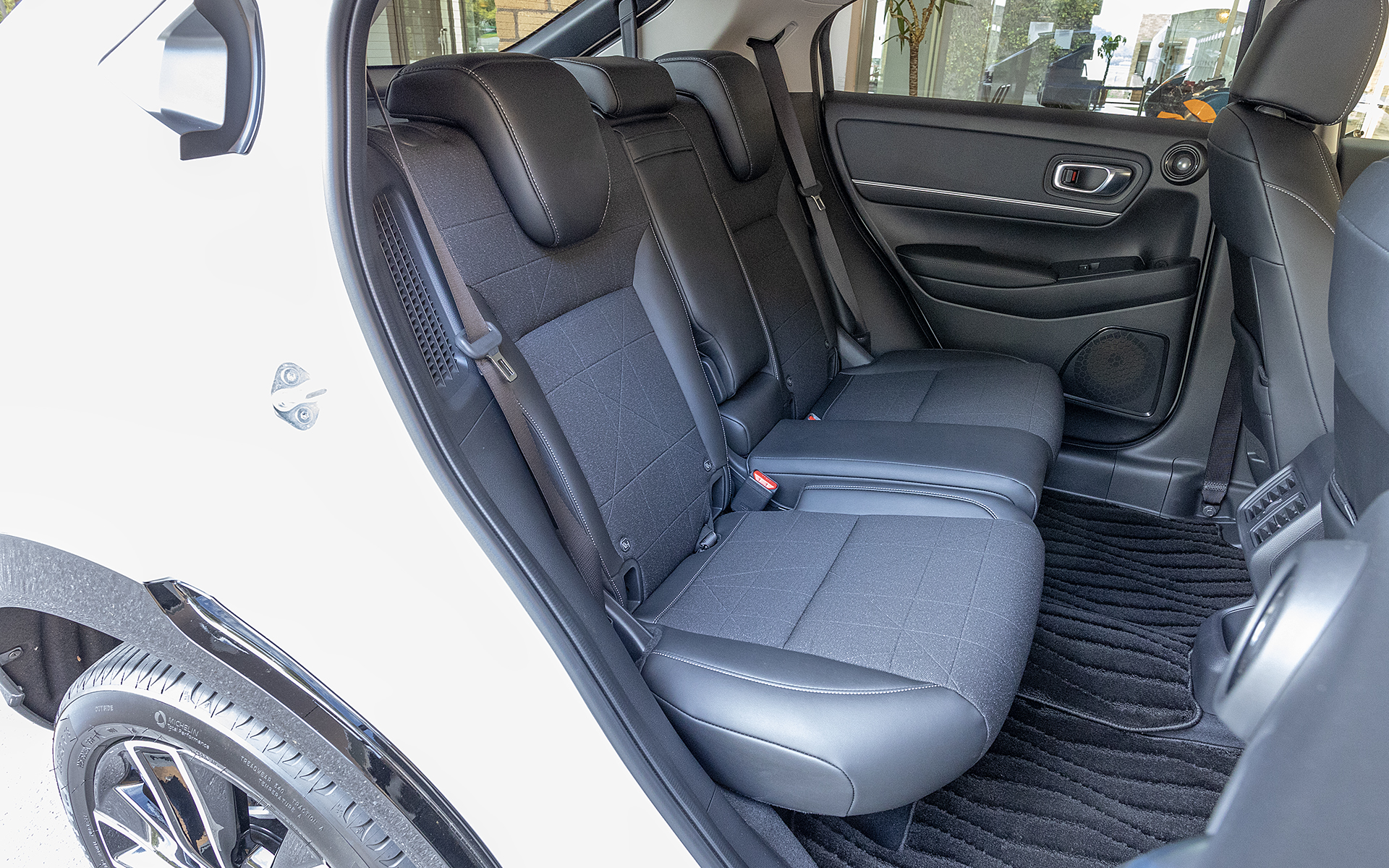 リアシート。センター部の引き出し式アームレストにベルトが追加された