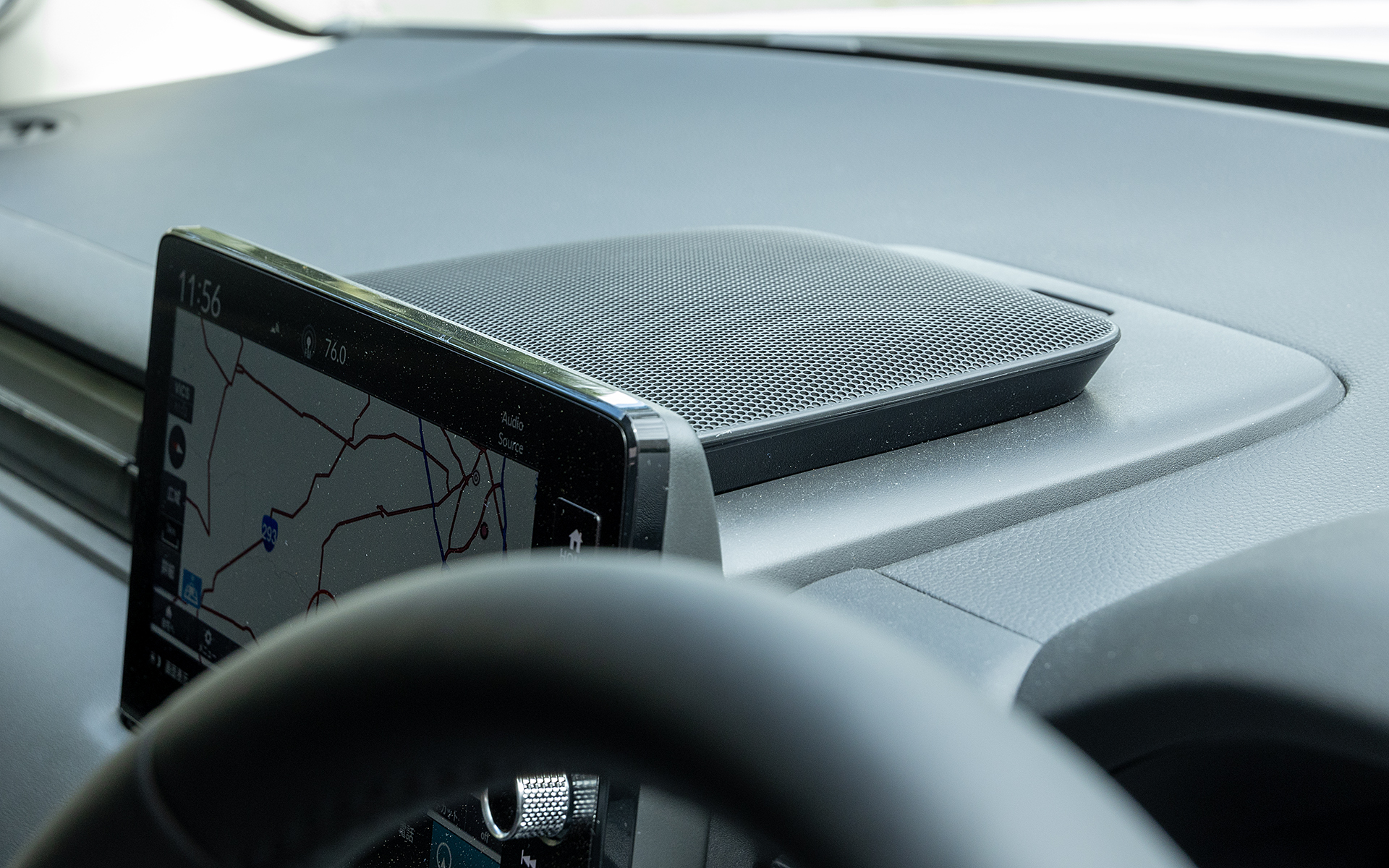 メーカーオプションのプレミアムオーディオを装備。4スピーカー＋4ツイーター＋サブウーファー＋センタースピーカーという仕様