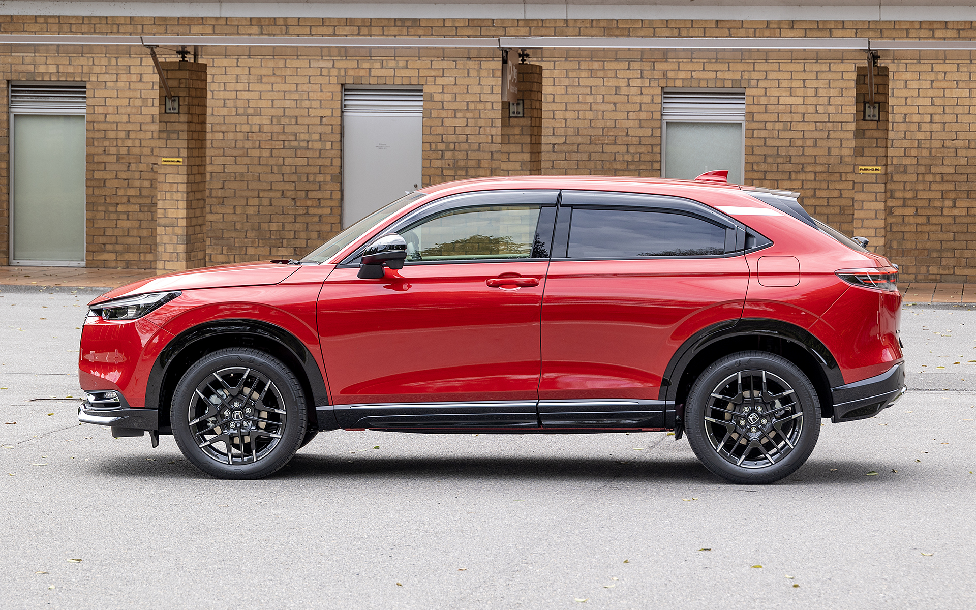 サイドビュー。ホンダアクセスの新作18インチホイール「MS-050」を装着