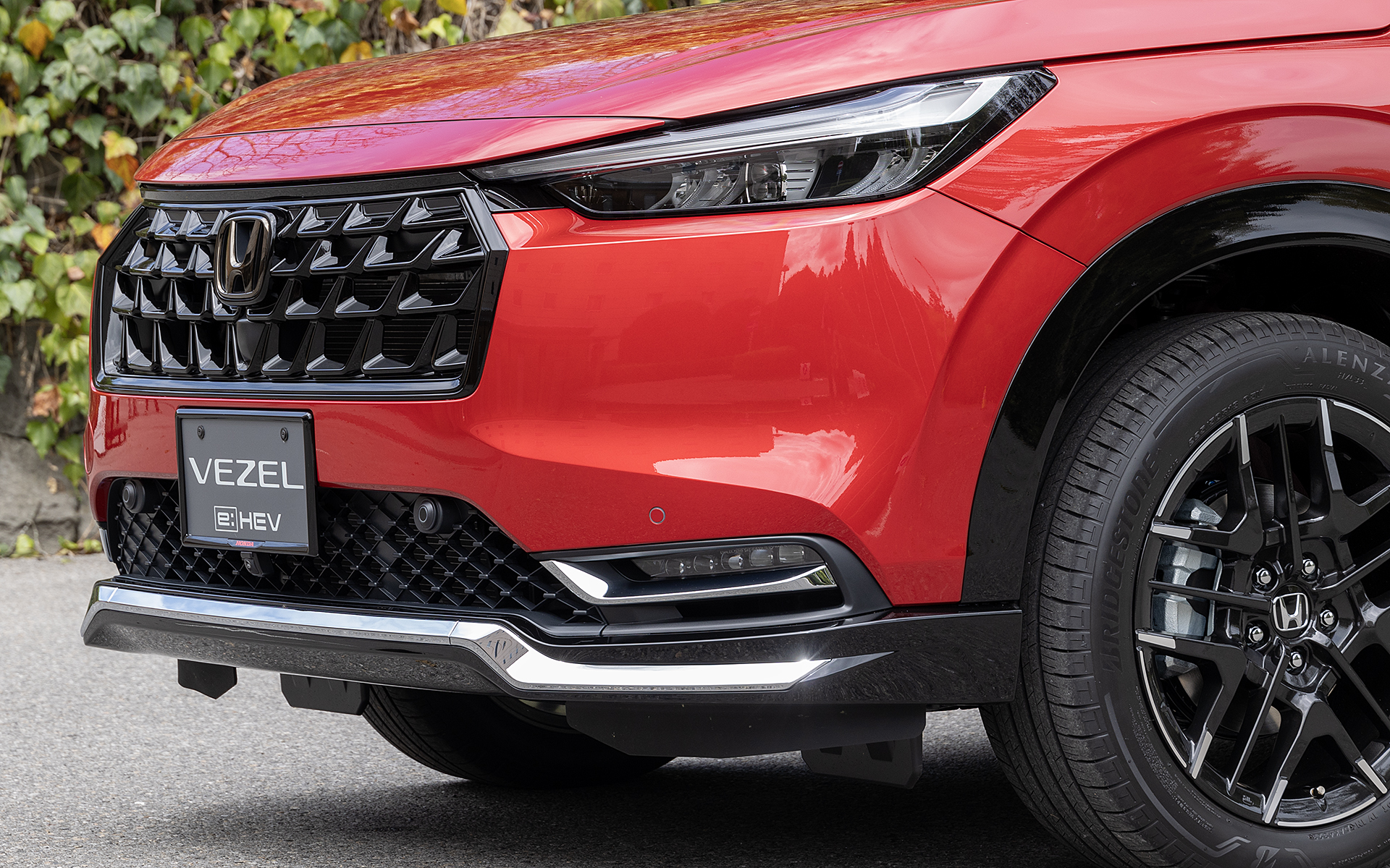 ベルリナブラック×クロームメッキのフロントグリル（価格4万1250円）。フロントグリル用のエンブレム（価格1万1550円）もホンダアクセス製。また、フロントロアースカート（クロームメッキガーニッシュ付き）も装着（価格4万2900円）