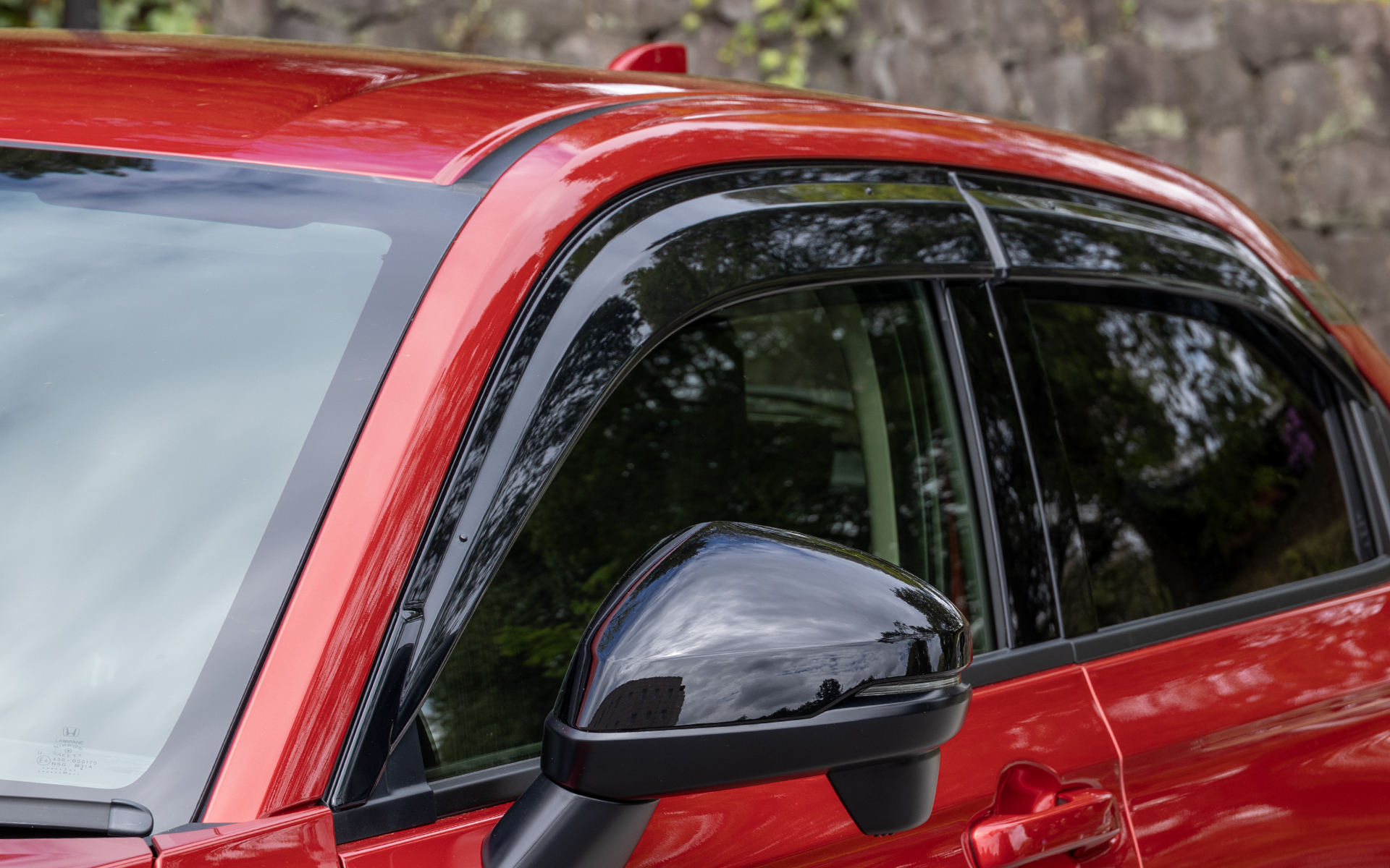 ドアバイザーを装着（フロント/リア4枚セットで価格2万3100円）。クリスタルブラック・パールのドアミラーカバーも付く（左右セットで価格9900円）