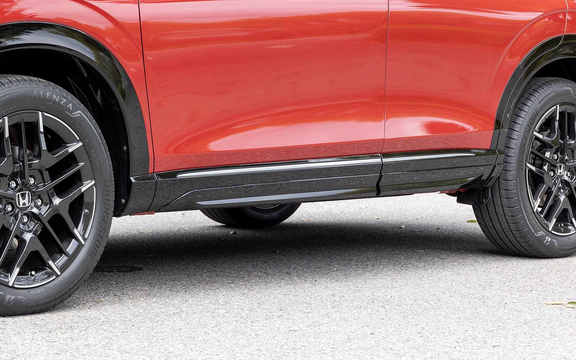 サイドロアーガーニッシュ。カラーはベルリナブラック（左右セットで価格3万5200円）