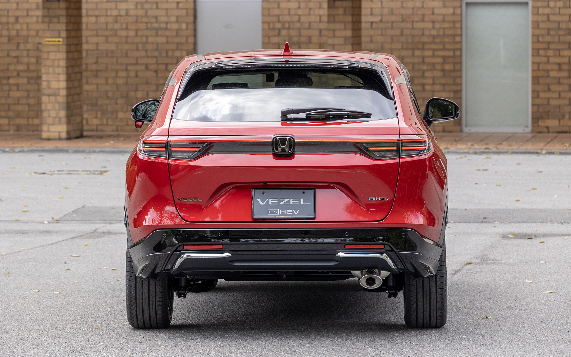 リアロアーガーニッシュはクロームメッキガーニッシュ付き（価格2万4200円）。両サイドにはリアロアースカートも付く（左右セットで価格2万4200円）。下まわりに付くパーツはすべてベルリナブラックで統一している