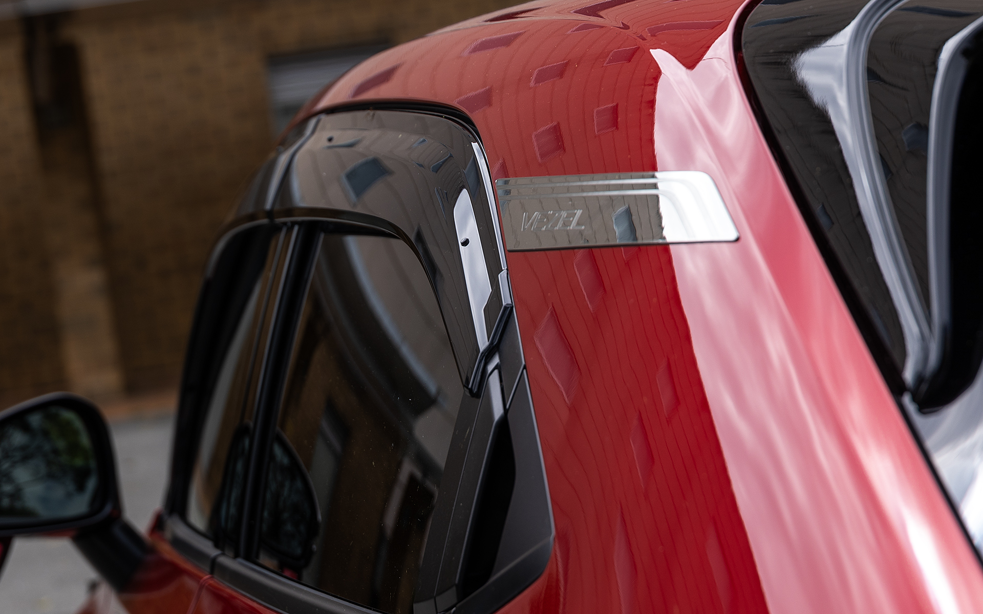 VEZELの押し型ロゴが入る