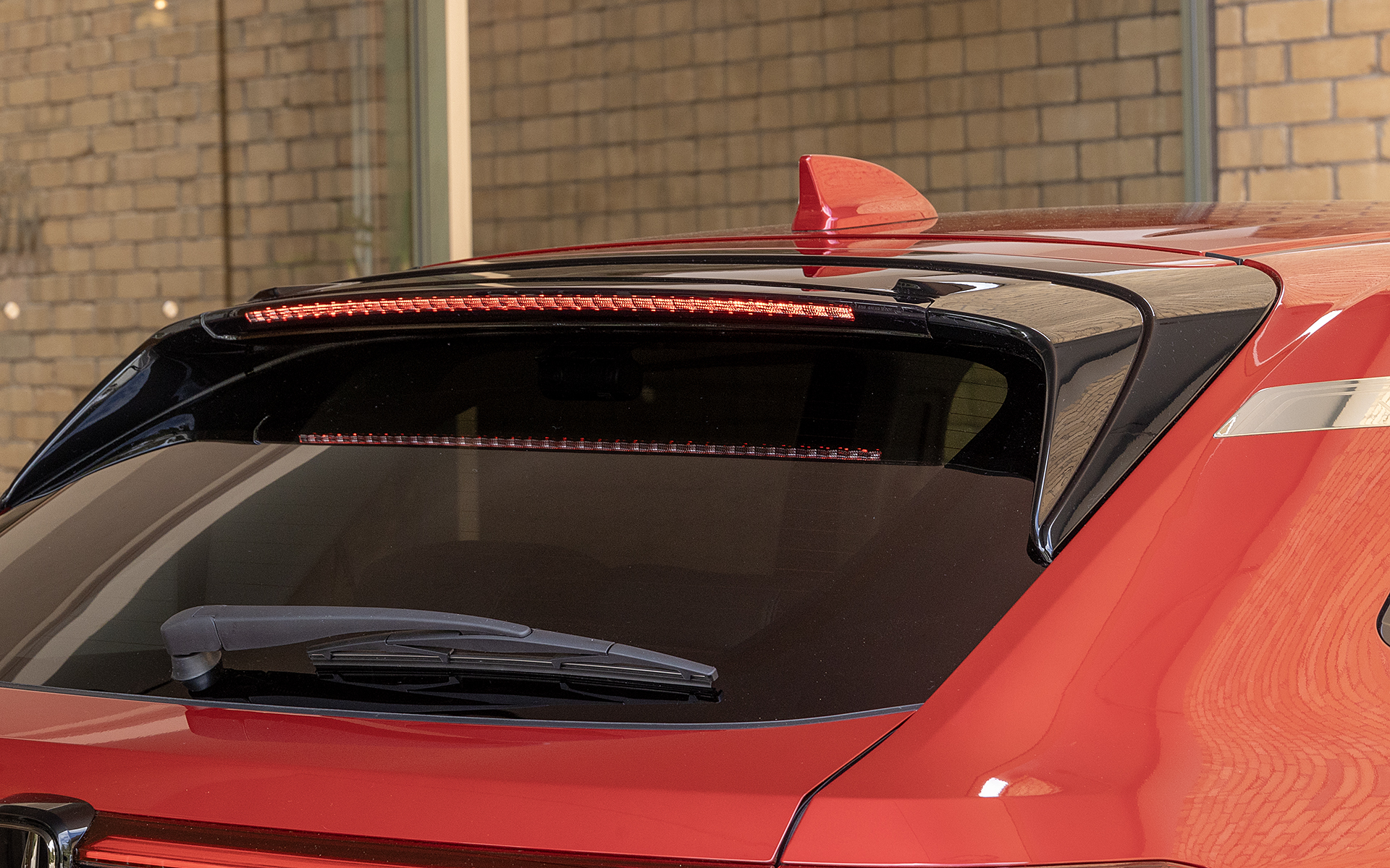 テールゲートスポイラー（価格5万5000円）。ハイマウントブレーキランプは純正より横長のLEDタイプになる。カラーはクリスタルブラック・パール