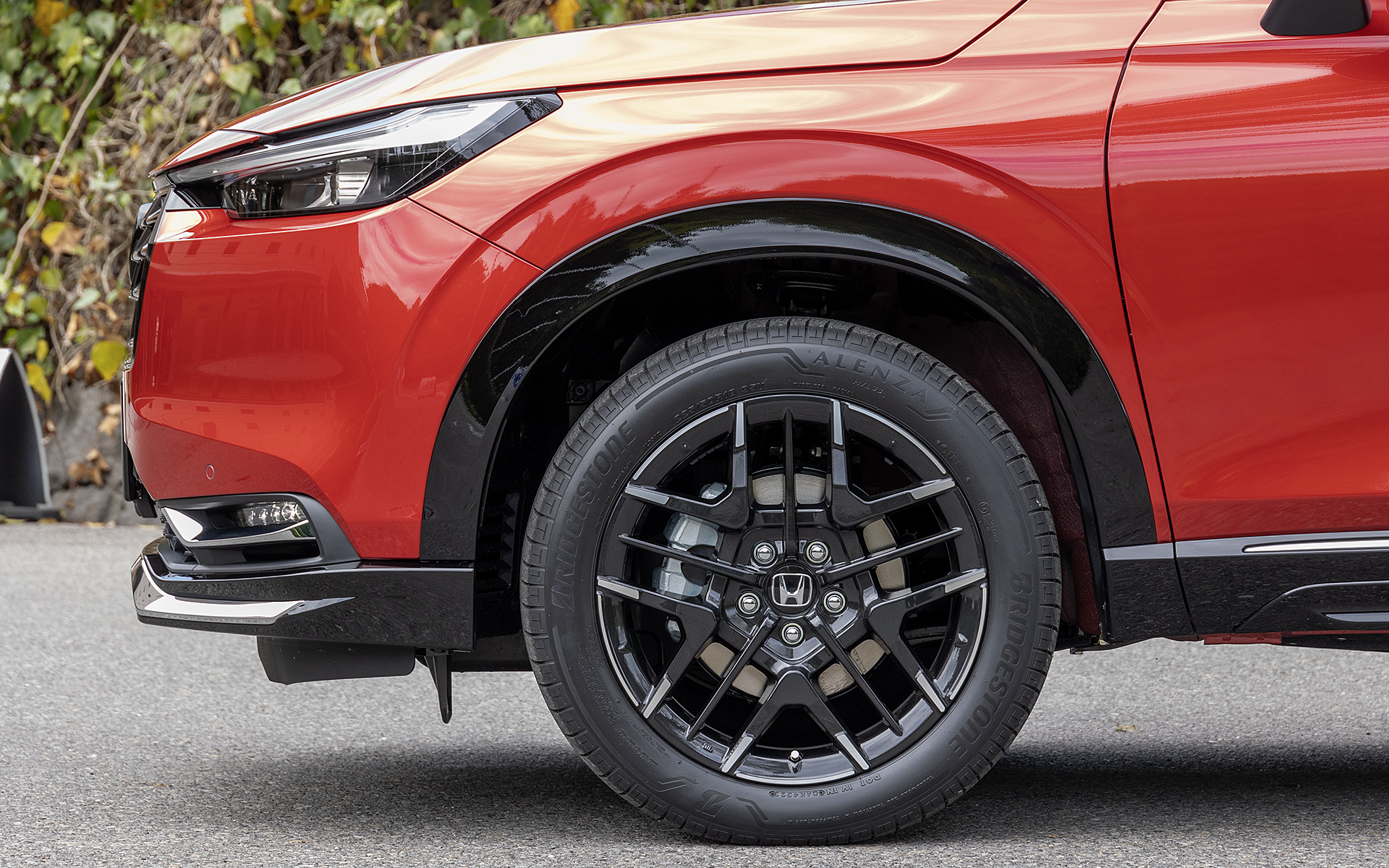 アルミホイールは新作の「MS-050」で、サイズは18×7.5J＋55（価格4万6838円/1本）。剛性バランスの最適化が図られ、乗り心地が向上する