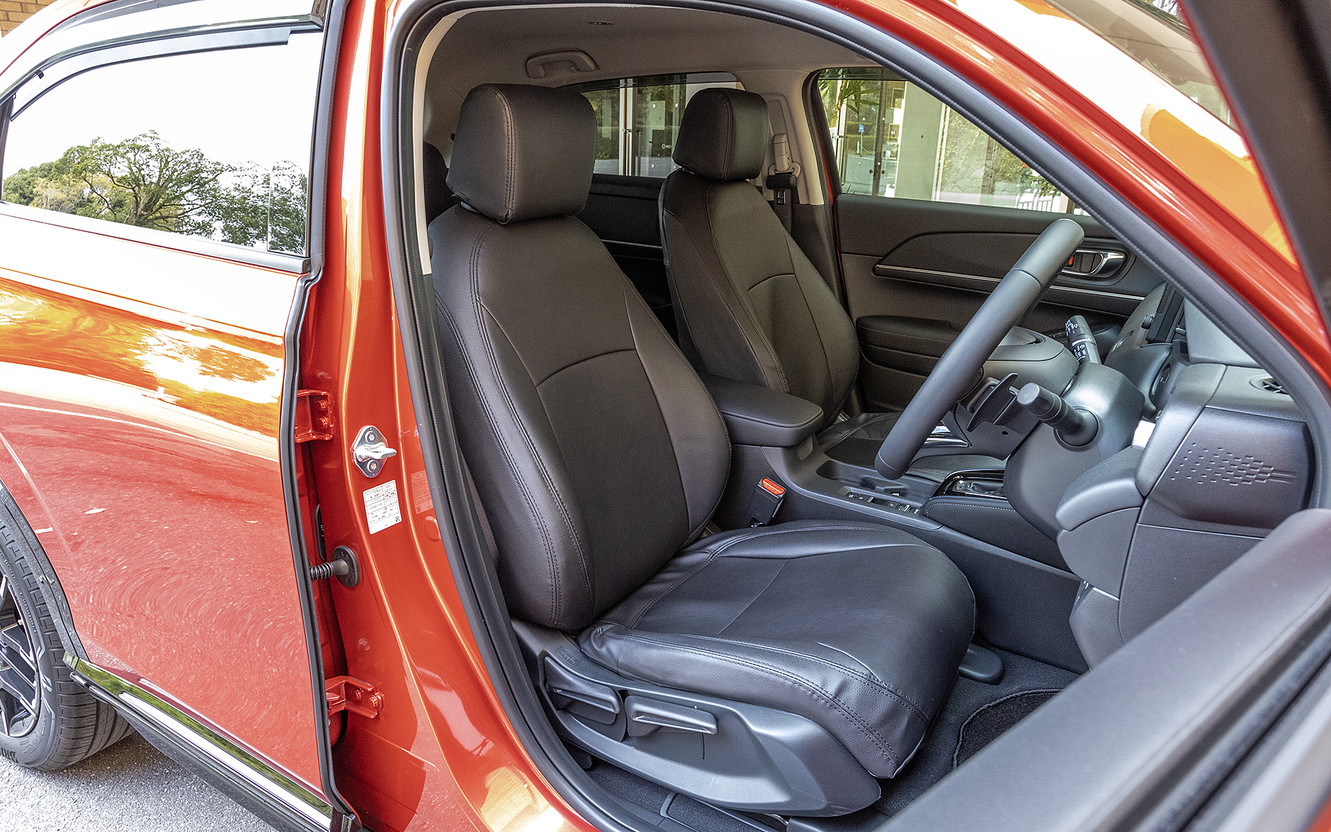 シートカバー。合皮製でシートをフルカバーするタイプ。カラーはブラック。シートバックにはポケットもある（運転席・助手席・後席セットで価格5万5000円）