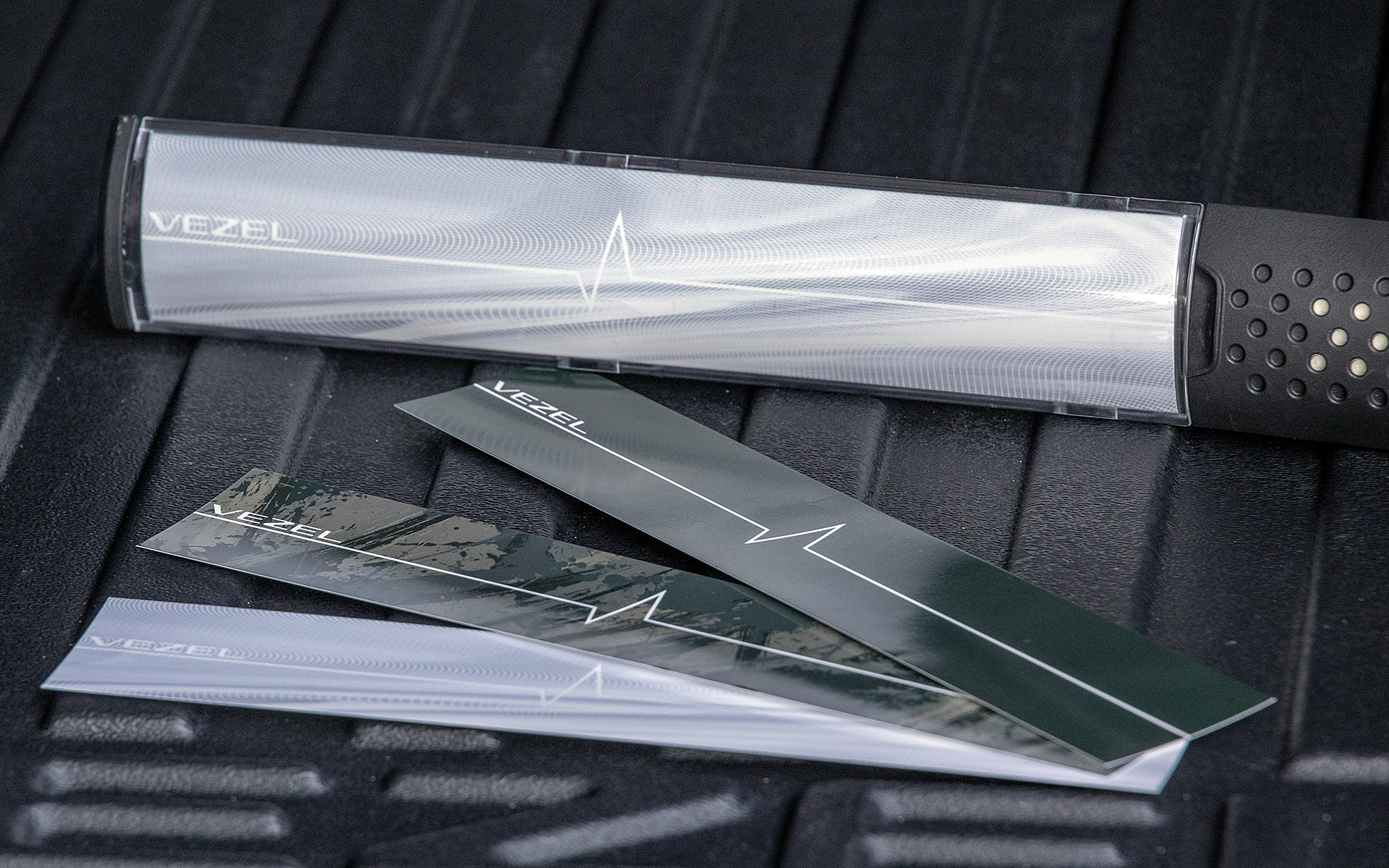 デザインシートは3枚付属するが、お気に入りの絵柄などを自分でサイズを合わせてカットすれば入れられる