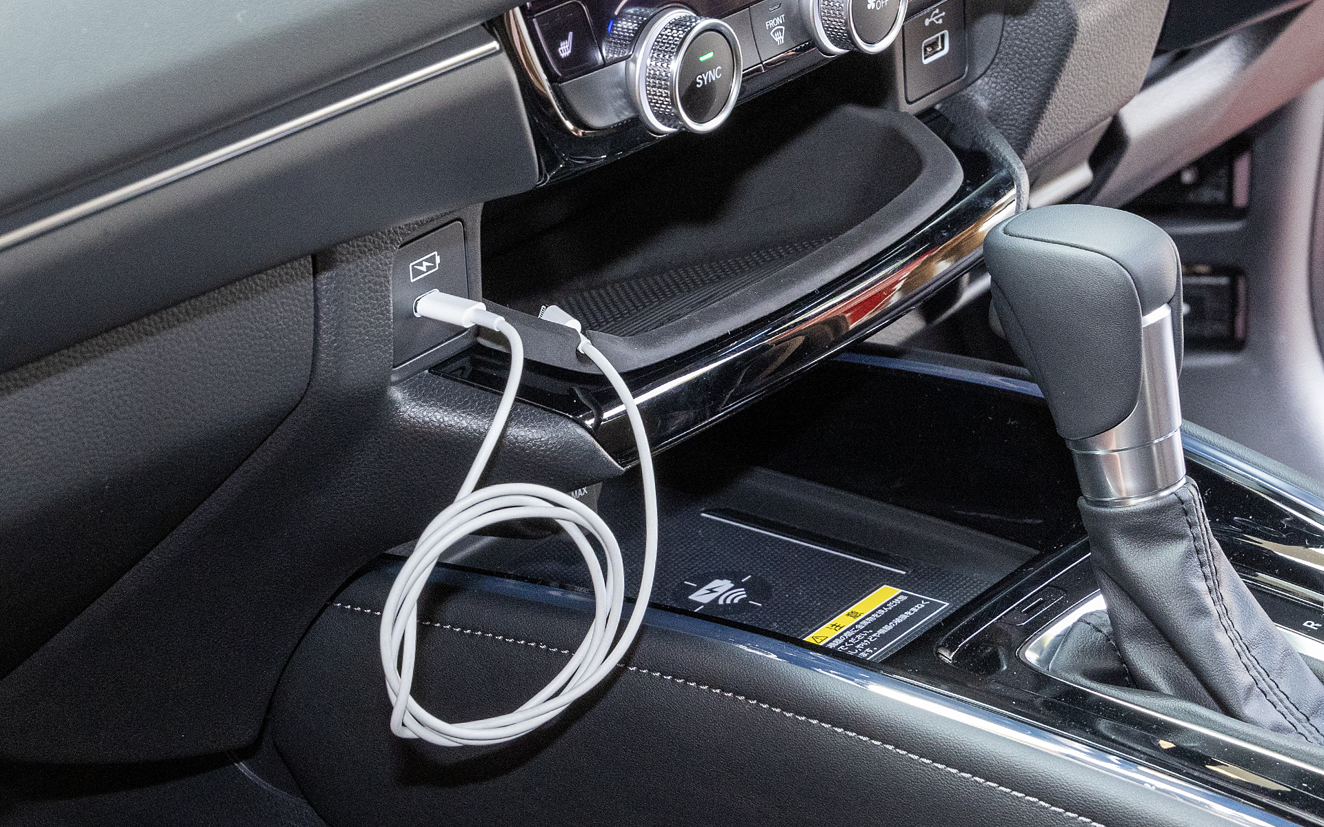 センタートレーマット（価格4950円）は、充電コードなどを固定しておける溝が設けられている