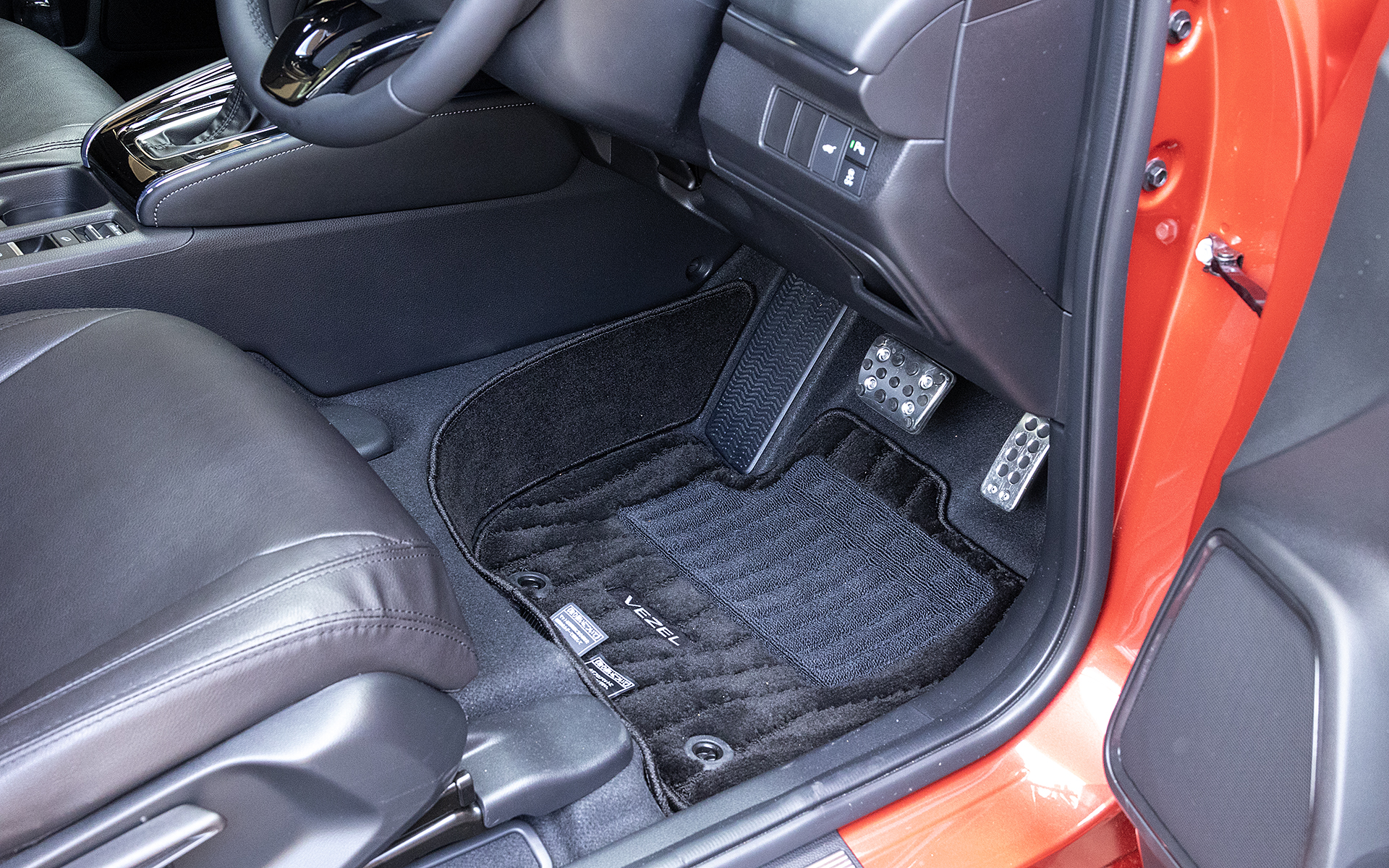 フロアカーペットマット プレミアムタイプ（フロント・リアセットで価格4万1000円）。消臭・抗菌加工、ヒールパット付き