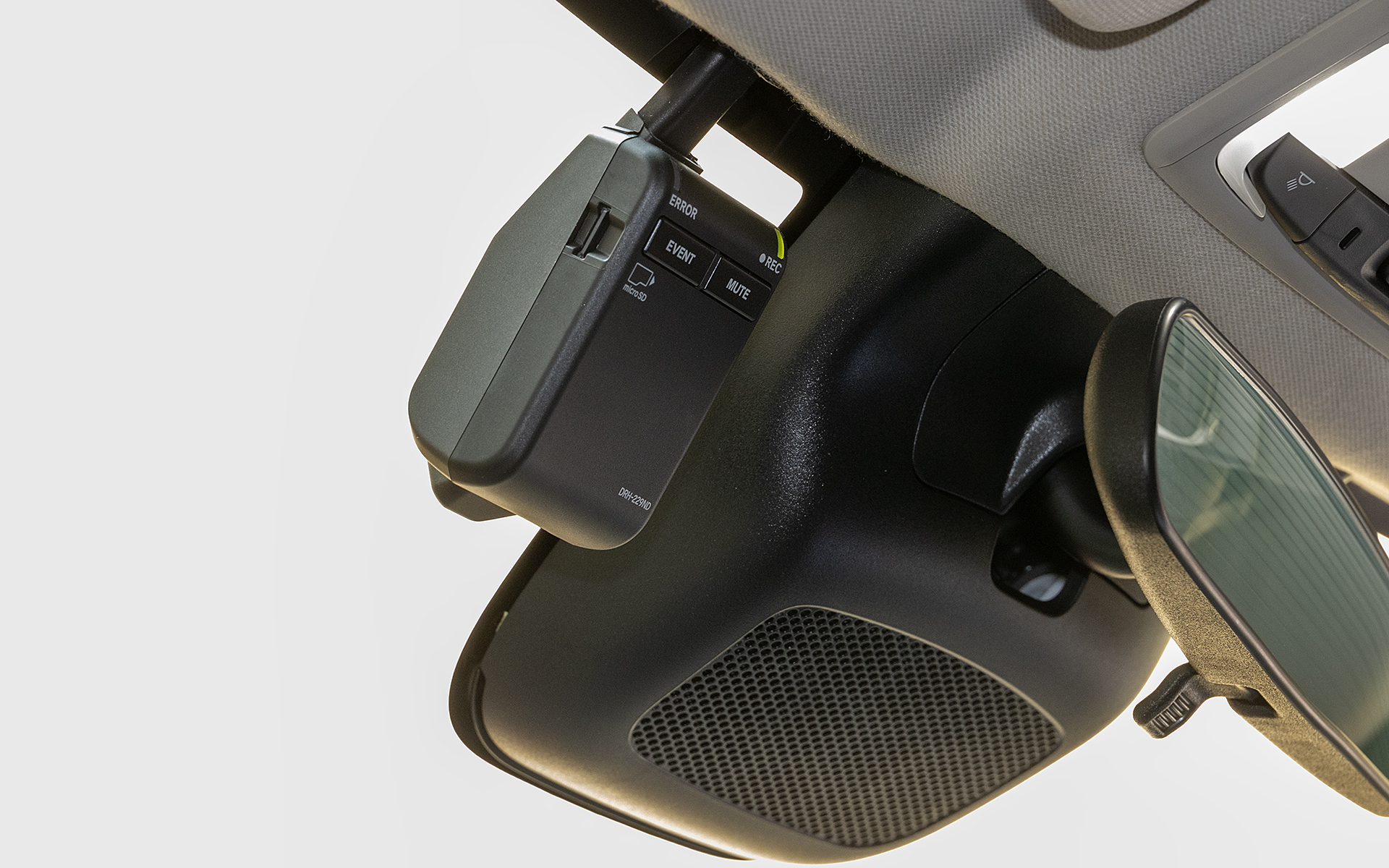 純正アクセサリーでは人気のドライブレコーダー前後車内3カメラセット（価格6万7100円）。純正ナビと連動するほか、専用アプリを使うとスマートフォンとも連動できる