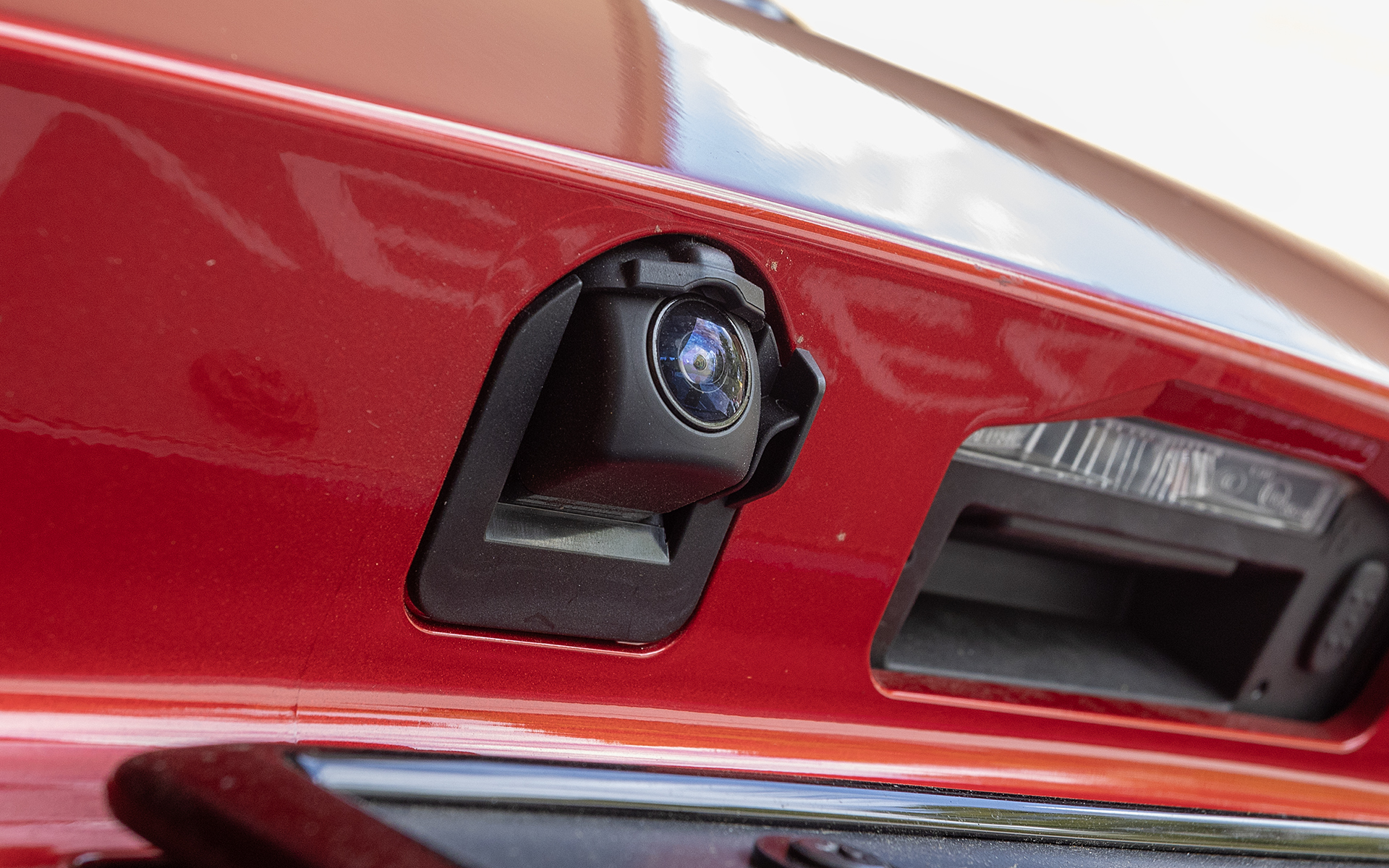 リバースギアと連動してリアカメラのレンズの水滴を風圧で飛ばしてくれるリアカメラno水滴クリーナー（価格1万1000円）。装着には別途、取り付けアタッチメント（価格3300円）が必要