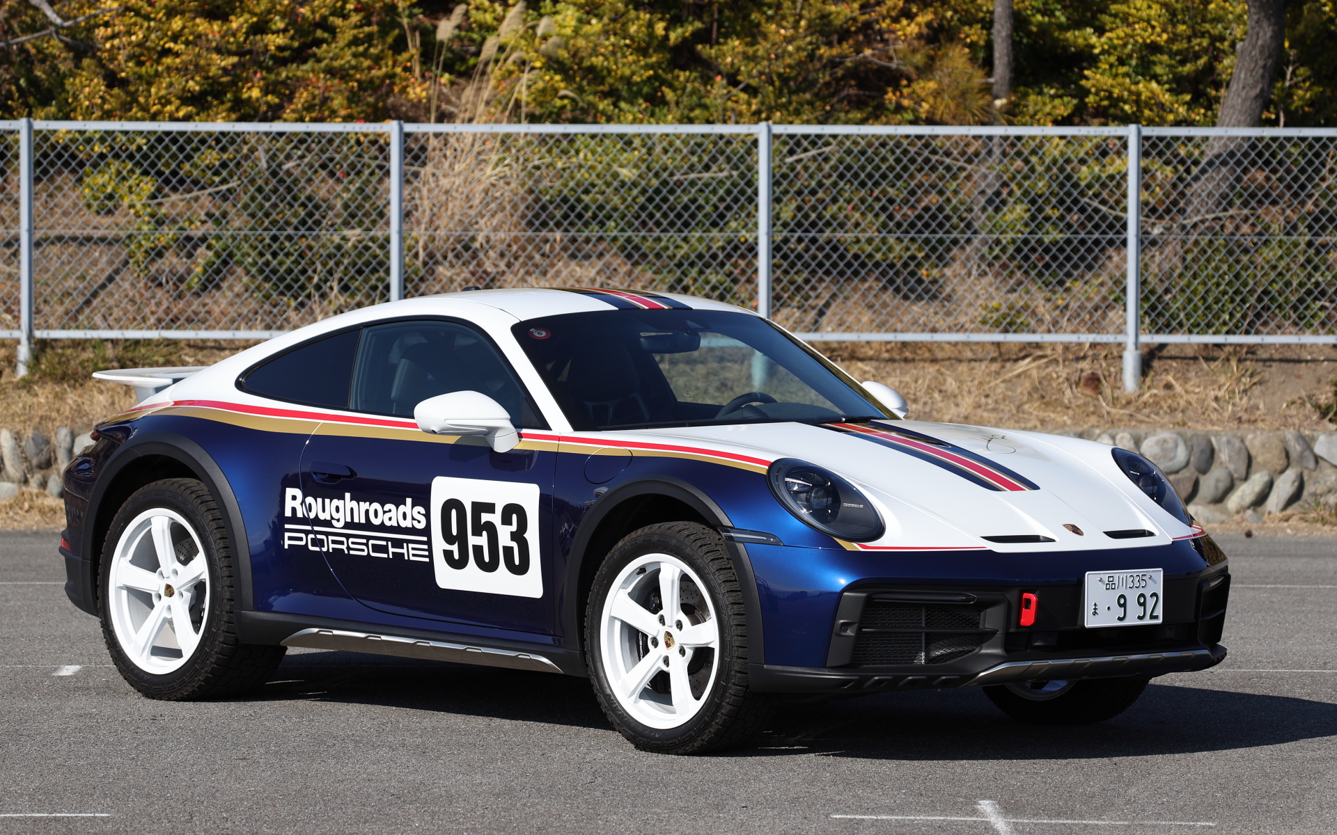 今回試乗したのは2022年11月に予約受注を開始した「911ダカール」(3099万円)。最高出力480PS(353kW)/6500rpm、最大トルク570Nm/2300-5000rpmを発生する水平対向6気筒 3.0リッターツインターボエンジンが搭載され、0-100km/h加速は3.4秒、最高速は全地形対応タイヤのため240km/hに制限される。また、8速PDKとポルシェ4WDシステムが採用されたリアアクスルステアリング、911 GT3から採用されたエンジンマウント、PDCCアンチロールスタビリティシステムなども標準装備される。ボディサイズは4530×1864×1338mm(全長×全幅×全高)、ホイールベースは2450mm