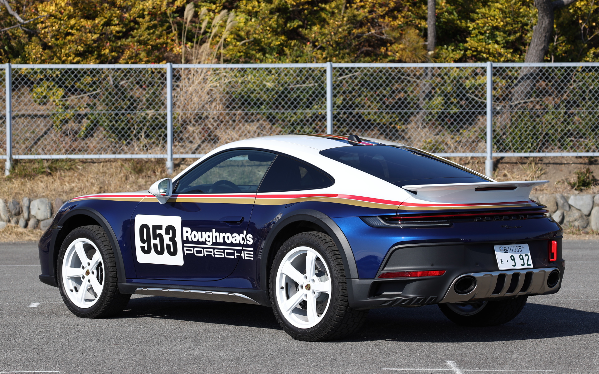 今回試乗したのは2022年11月に予約受注を開始した「911ダカール」(3099万円)。最高出力480PS(353kW)/6500rpm、最大トルク570Nm/2300-5000rpmを発生する水平対向6気筒 3.0リッターツインターボエンジンが搭載され、0-100km/h加速は3.4秒、最高速は全地形対応タイヤのため240km/hに制限される。また、8速PDKとポルシェ4WDシステムが採用されたリアアクスルステアリング、911 GT3から採用されたエンジンマウント、PDCCアンチロールスタビリティシステムなども標準装備される。ボディサイズは4530×1864×1338mm(全長×全幅×全高)、ホイールベースは2450mm