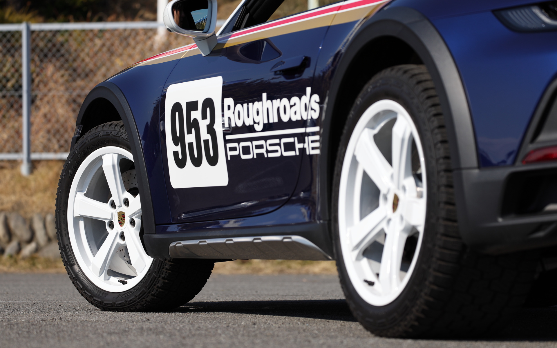 911ダカールが装着するタイヤはスポーティなオフロード走行に適合するように、ピレリ「Scorpion All Terrain Plus」（フロント245/45ZR19、リア295/40ZR20）が専用開発され、トレッドパターンは9mmの深さで、補強されたサイドウォールとスレッドは2層のカーカスプライで構成。これにより高い耐カット性を備え、難易度の高い地形でも理想的な走りを実現するという