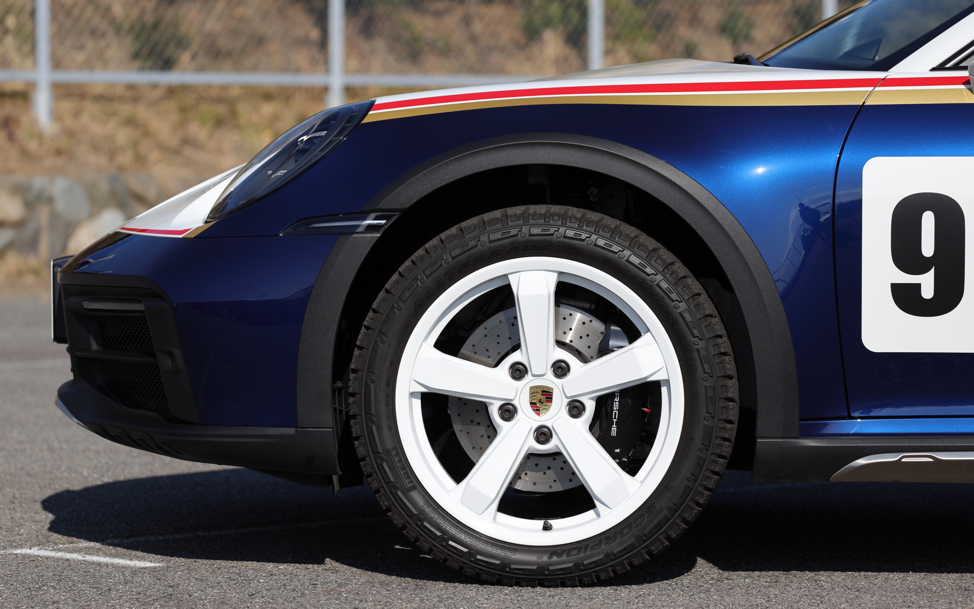 911ダカールが装着するタイヤはスポーティなオフロード走行に適合するように、ピレリ「Scorpion All Terrain Plus」（フロント245/45ZR19、リア295/40ZR20）が専用開発され、トレッドパターンは9mmの深さで、補強されたサイドウォールとスレッドは2層のカーカスプライで構成。これにより高い耐カット性を備え、難易度の高い地形でも理想的な走りを実現するという