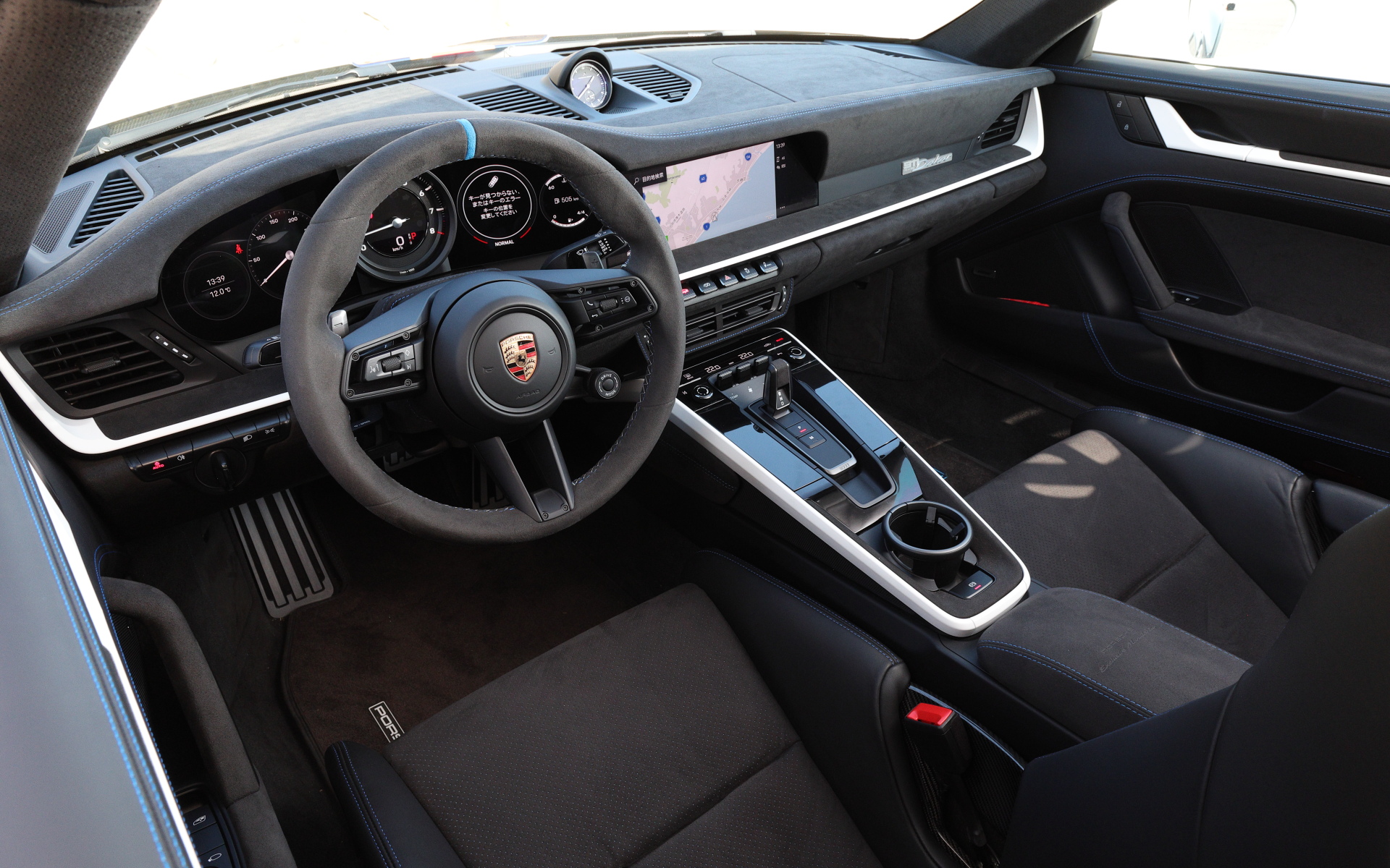 インテリアではフルバケットシートを標準装備し、リアシートを排除することでスポーツカーとしての意気込みを強調。また、軽量ガラスや軽量バッテリを装着することで軽量化も実施しており、車両重量は911カレラ4 GTS（PDK仕様）よりわずかに10kg重い1605kgとしている