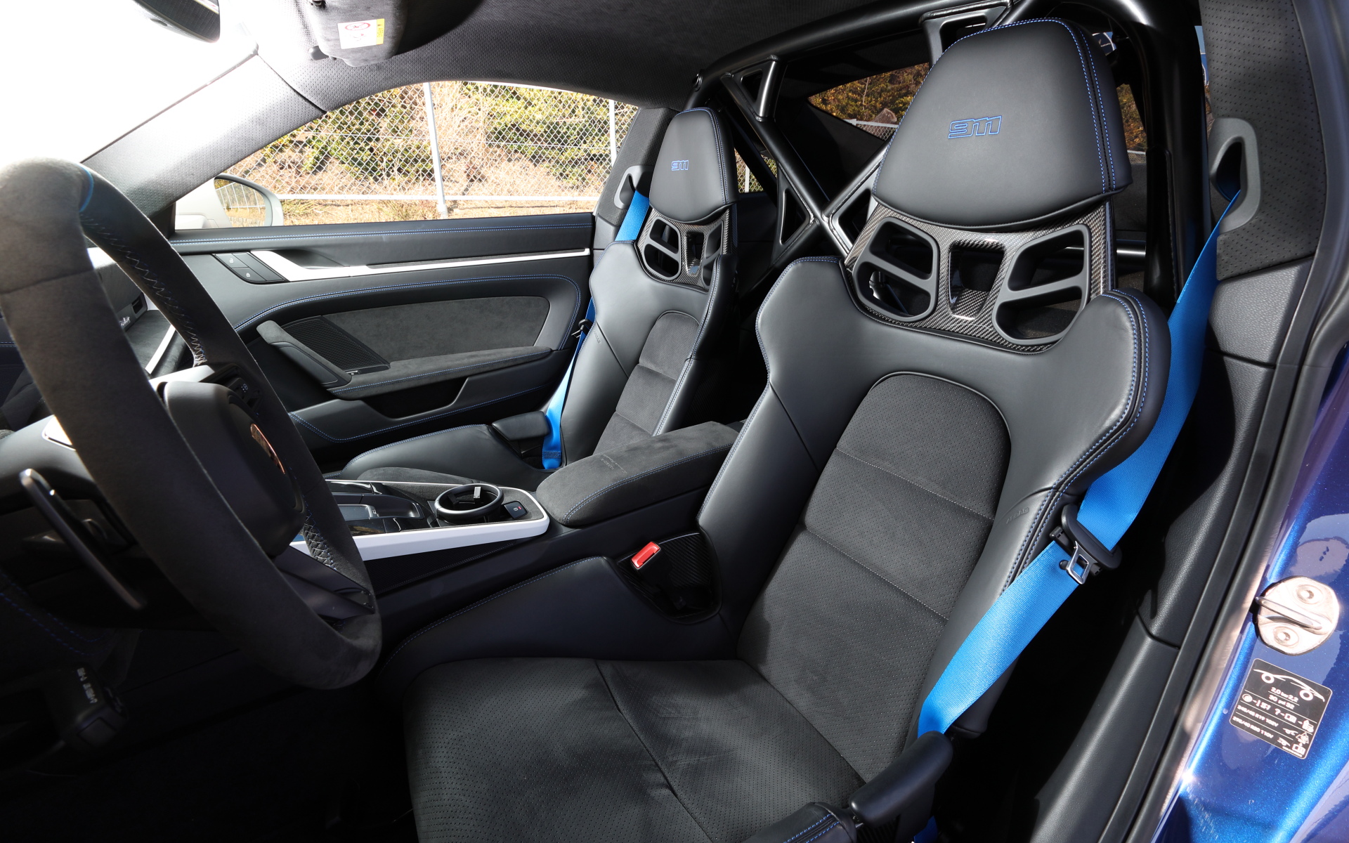 インテリアではフルバケットシートを標準装備し、リアシートを排除することでスポーツカーとしての意気込みを強調。また、軽量ガラスや軽量バッテリを装着することで軽量化も実施しており、車両重量は911カレラ4 GTS（PDK仕様）よりわずかに10kg重い1605kgとしている