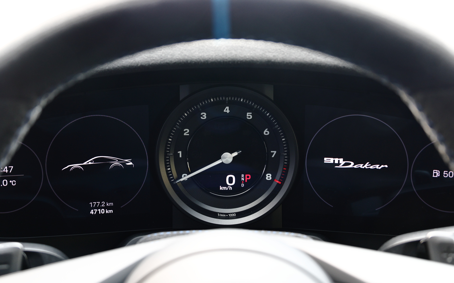 インテリアではフルバケットシートを標準装備し、リアシートを排除することでスポーツカーとしての意気込みを強調。また、軽量ガラスや軽量バッテリを装着することで軽量化も実施しており、車両重量は911カレラ4 GTS（PDK仕様）よりわずかに10kg重い1605kgとしている