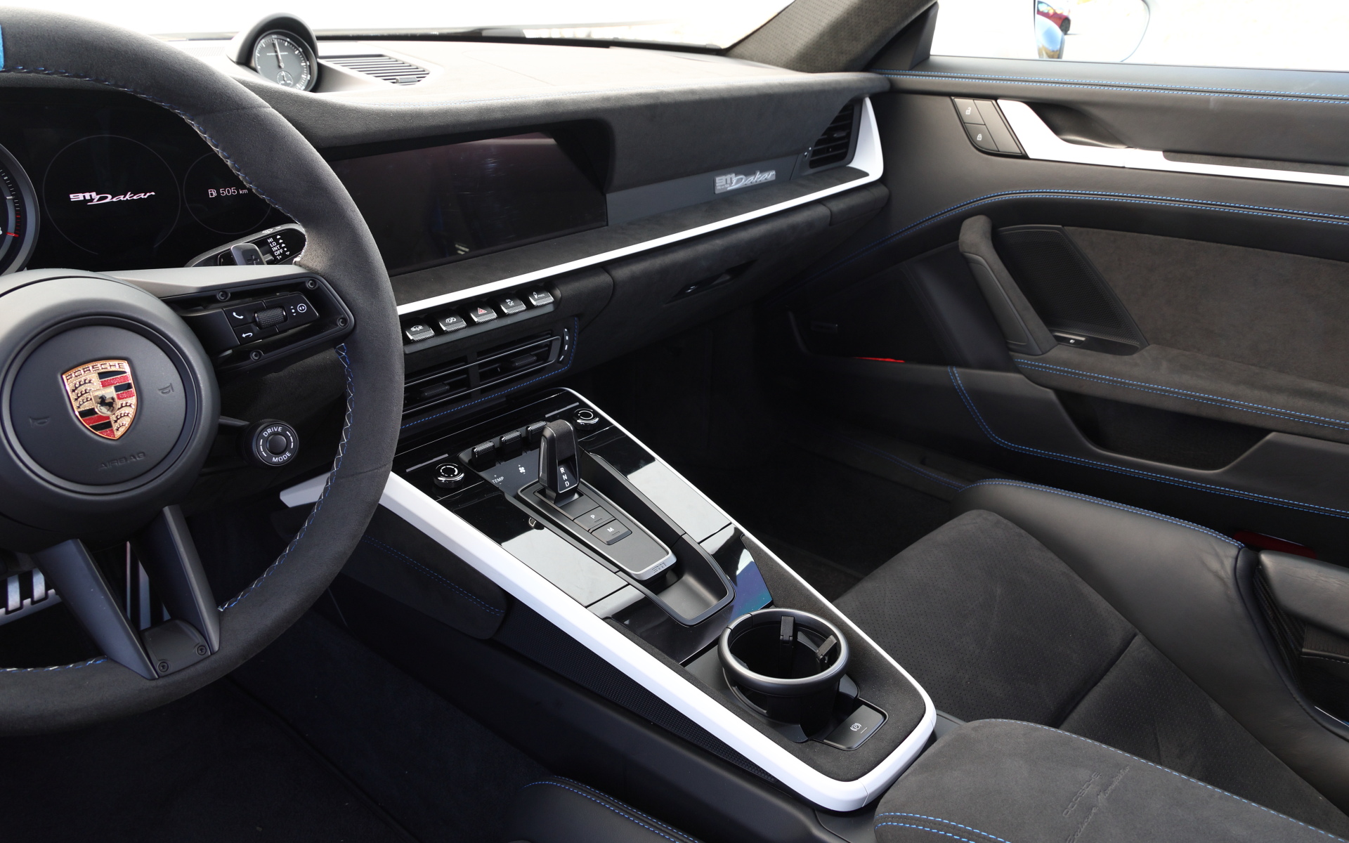 インテリアではフルバケットシートを標準装備し、リアシートを排除することでスポーツカーとしての意気込みを強調。また、軽量ガラスや軽量バッテリを装着することで軽量化も実施しており、車両重量は911カレラ4 GTS（PDK仕様）よりわずかに10kg重い1605kgとしている