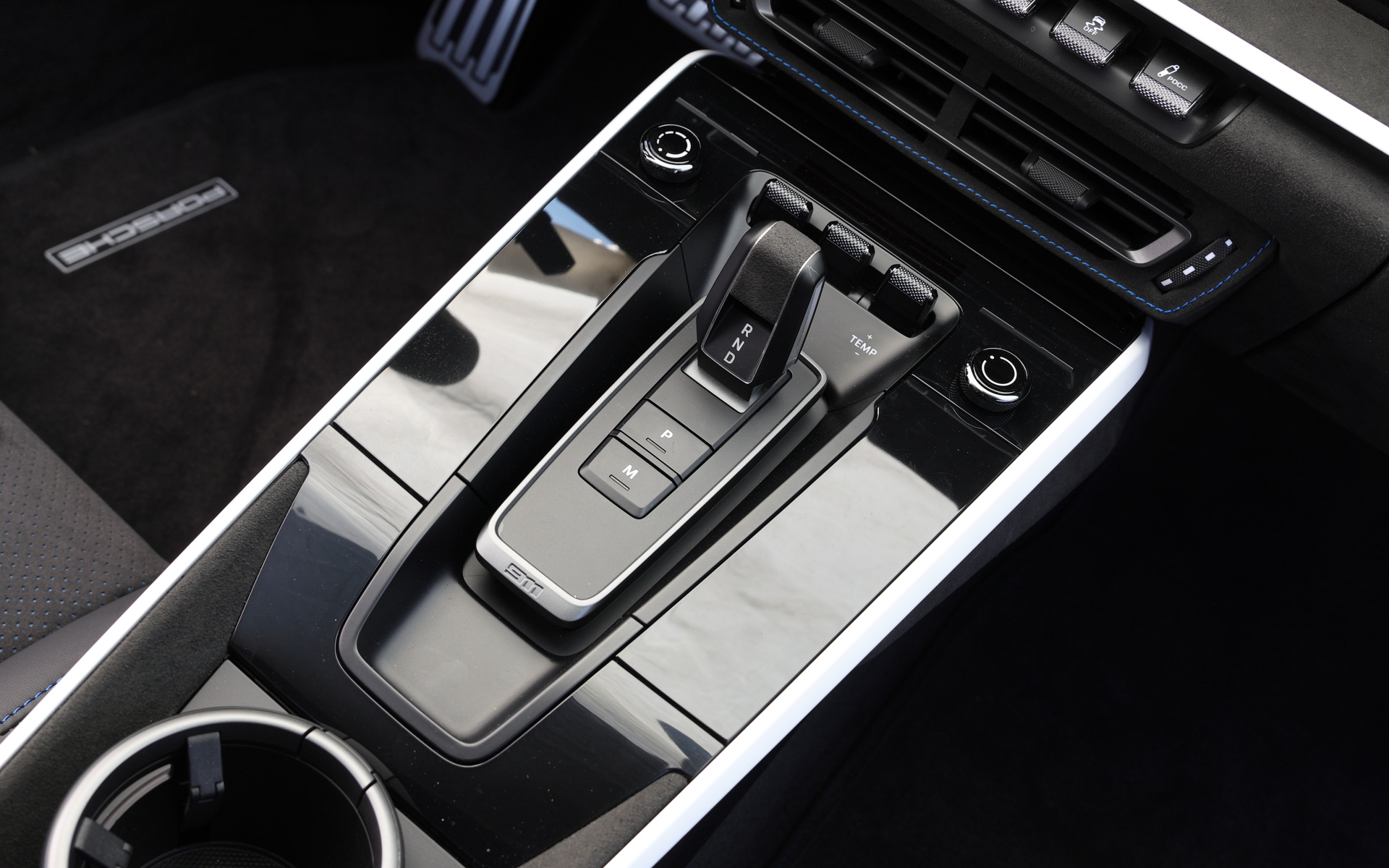 インテリアではフルバケットシートを標準装備し、リアシートを排除することでスポーツカーとしての意気込みを強調。また、軽量ガラスや軽量バッテリを装着することで軽量化も実施しており、車両重量は911カレラ4 GTS（PDK仕様）よりわずかに10kg重い1605kgとしている