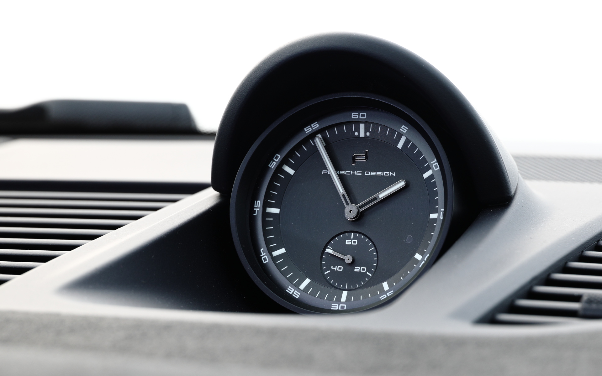 インテリアではフルバケットシートを標準装備し、リアシートを排除することでスポーツカーとしての意気込みを強調。また、軽量ガラスや軽量バッテリを装着することで軽量化も実施しており、車両重量は911カレラ4 GTS（PDK仕様）よりわずかに10kg重い1605kgとしている