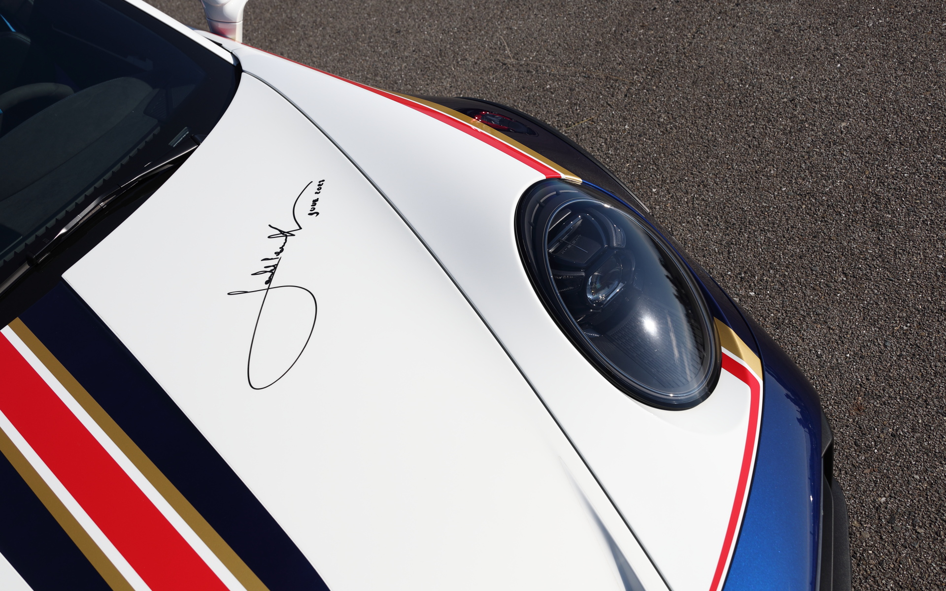 撮影車両はオプションの「ラリーデザインパッケージ」（390万3000円）を装着。1984年パリ-ダカールラリーの優勝車の外観を再現した911ダカールのラリーデザインパッケージ仕様車は、レッドとゴールドのデコレーティブストライプに加えてドアに登録商標されている“Roughroads（ラフロード）”ロゴがあしらわれる。さらにロールオーバーバー、6点式シートベルトを備えた「ラリースポーツパッケージ」（52万4000円）も装着する