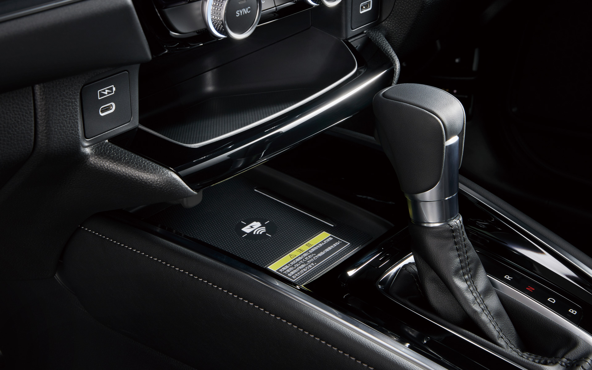 マイチェンで左右どちらからでもアクセスしやすくなったセンターコンソール