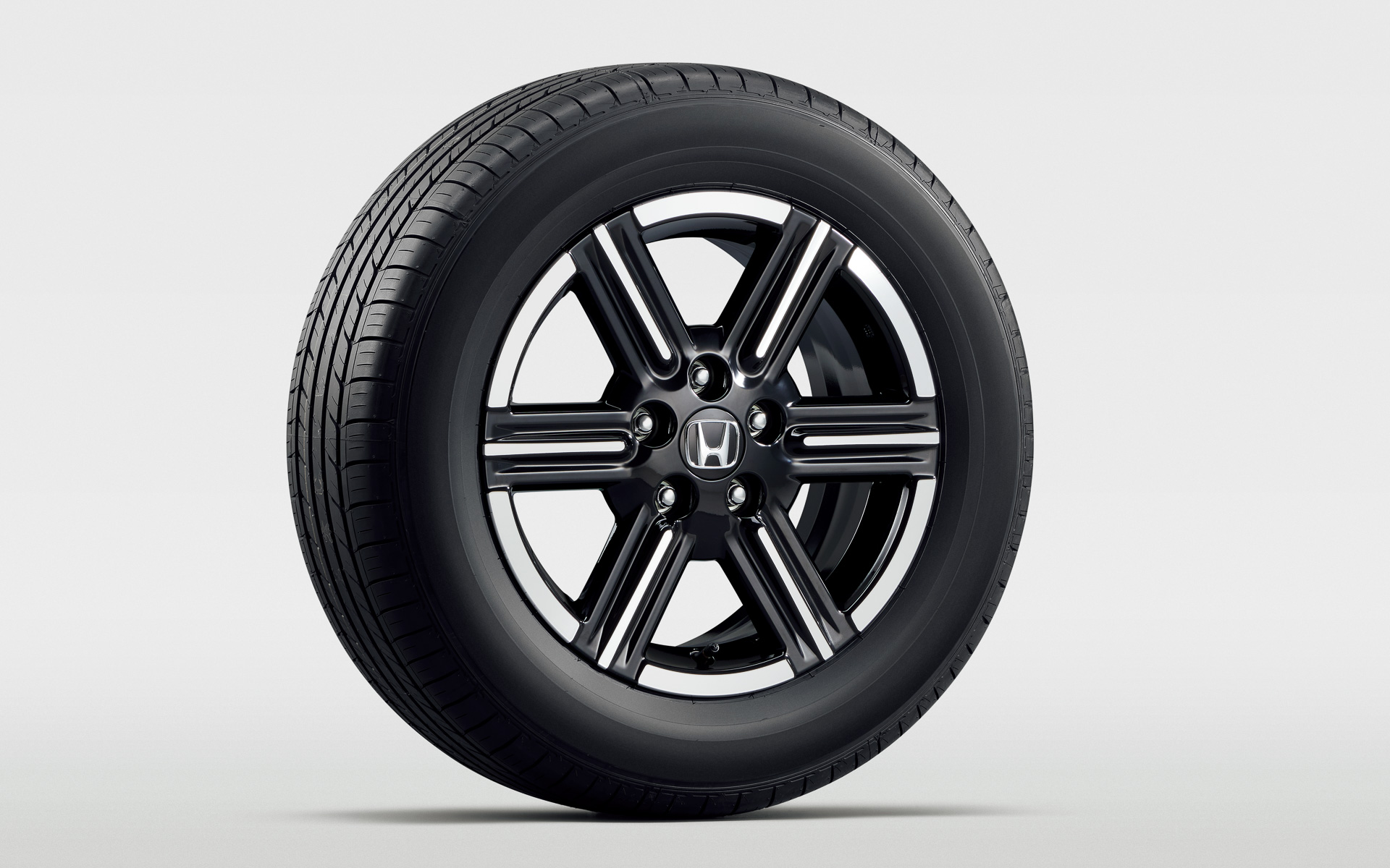 e：HEV X ハントパッケージ専用のシャークグレーメタリック塗装の16インチアルミホイール