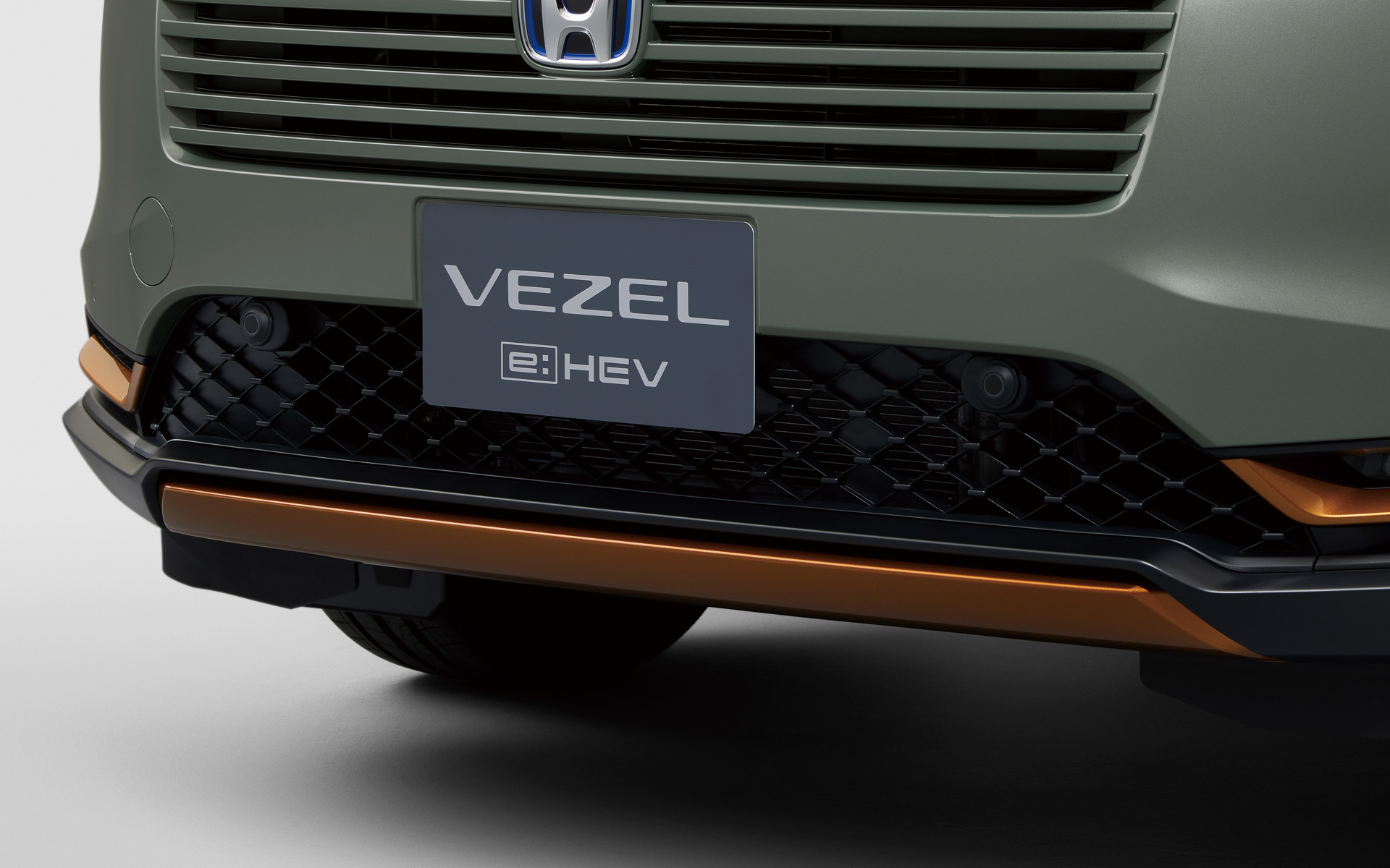 フロントバンパー下部とフォグライトにはカッパー・メタリックのアクセントが入る