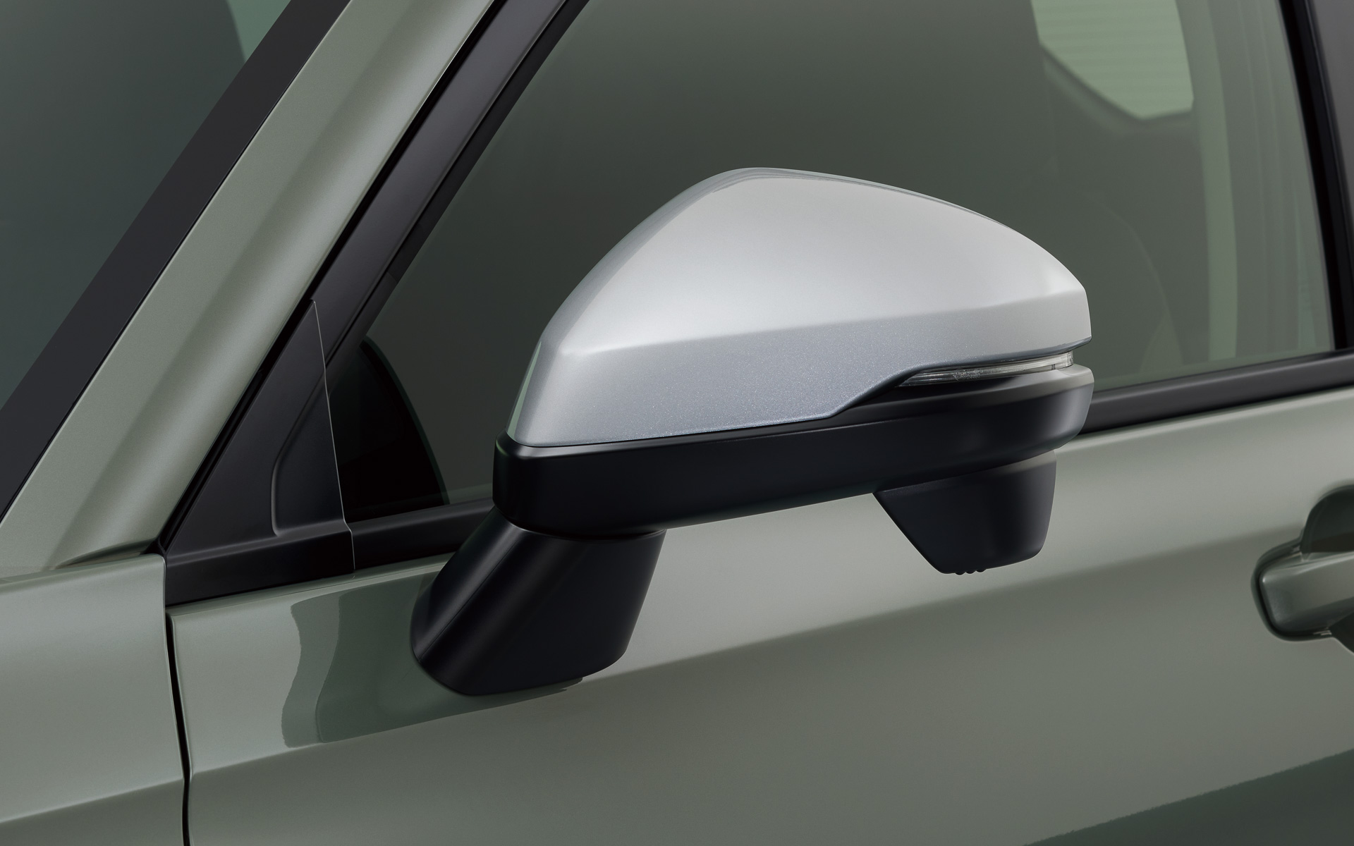 ドアミラーもフロントグリル上部やルーフレールと同じシルバーで加飾