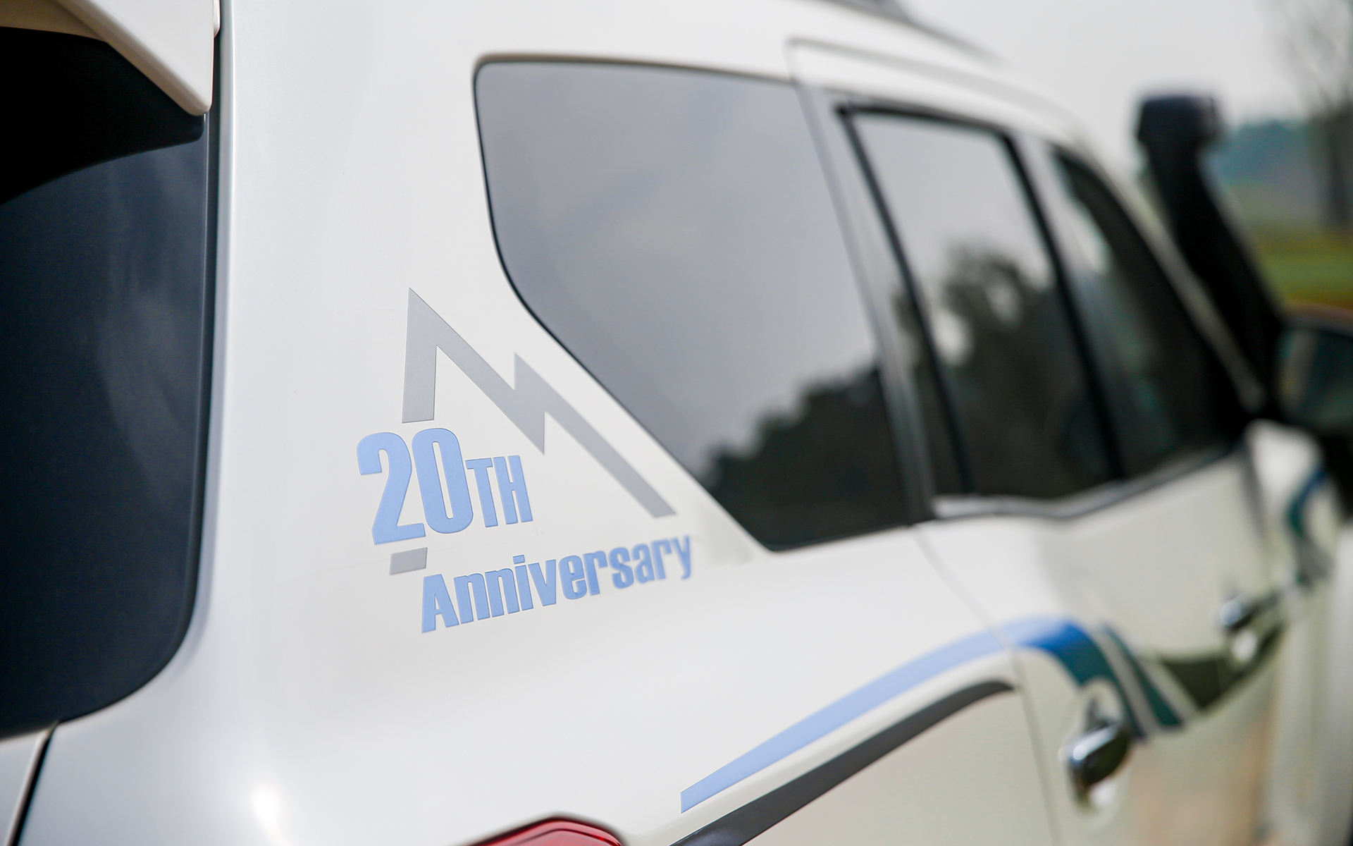 20周年記念の証がDピラー左右に備わることも特徴の1つ