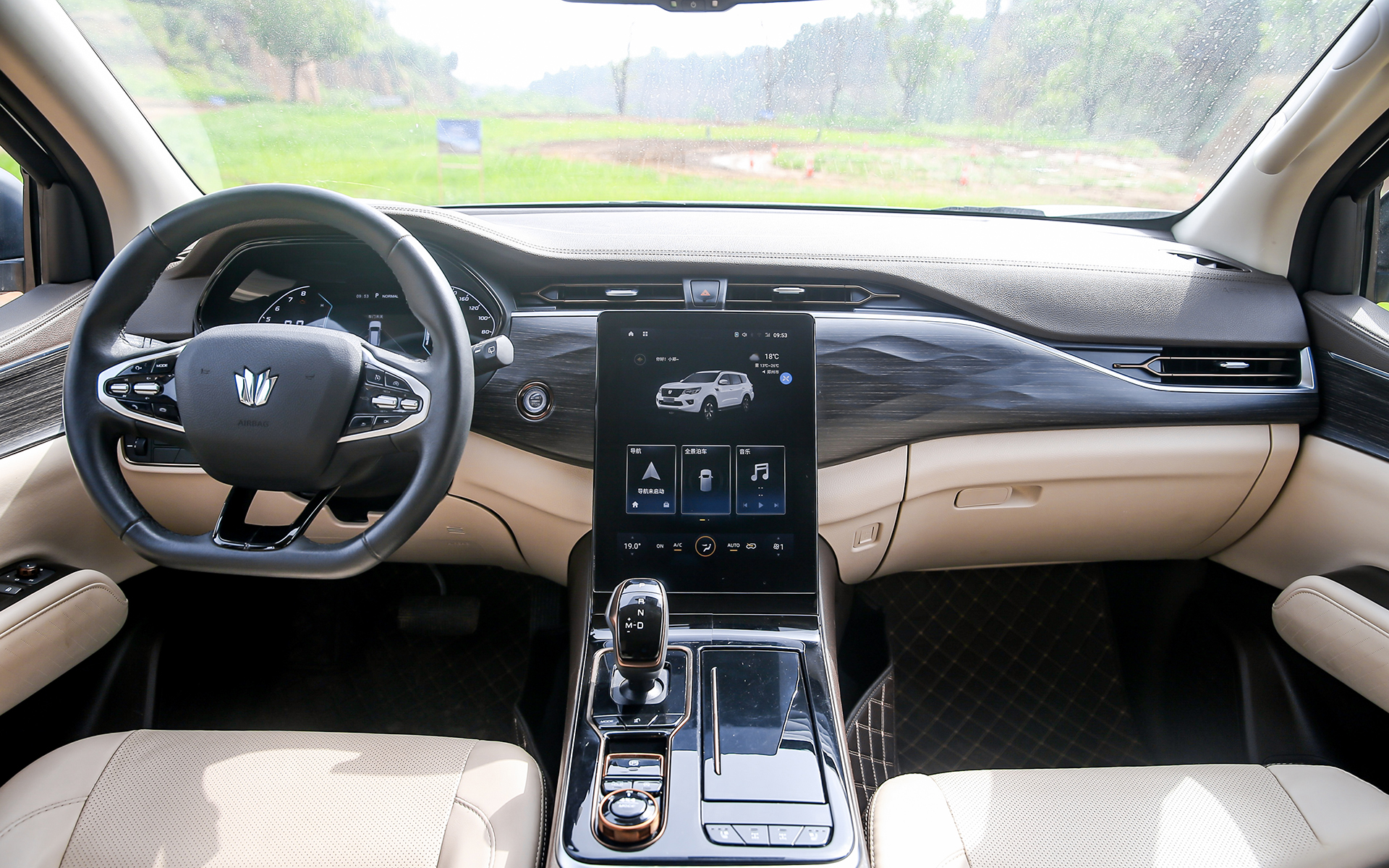 インテリアは現代的になりセンターには縦長のモニターが備わっている