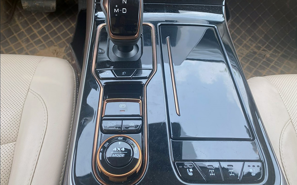 フロントとリアのデフロックが独立して行なえる。メーターやセンターディスプレイは視認性もよく、悪路走行でも先端を見えるようにしてくれるなどかなり役立つ