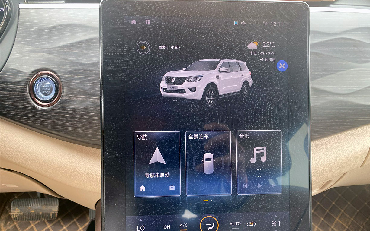 フロントとリアのデフロックが独立して行なえる。メーターやセンターディスプレイは視認性もよく、悪路走行でも先端を見えるようにしてくれるなどかなり役立つ